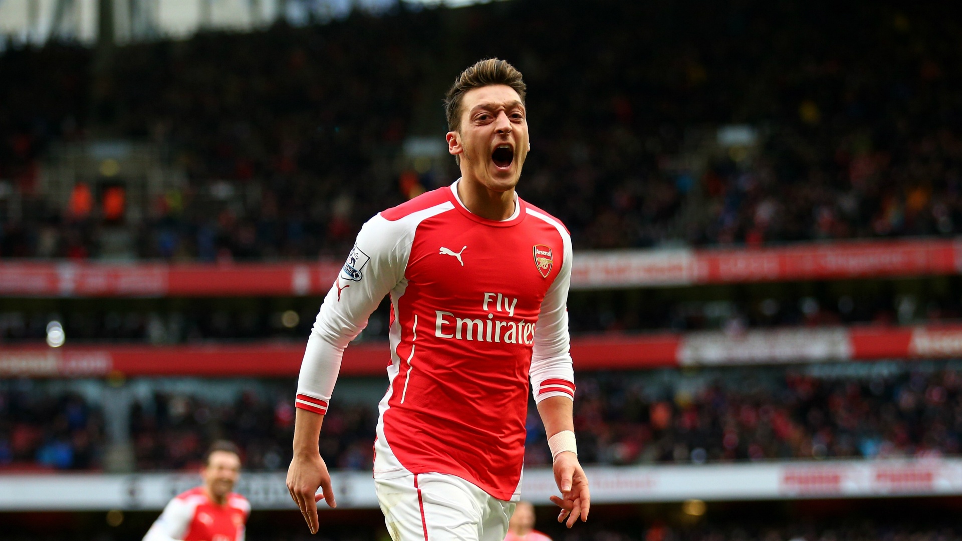 7. Mesut Oezil (Arsenal): Arsene Wenger cho biết sẽ không để Ozil chơi bên hành lang cánh mà thay vào đó, ông sẽ để ngôi sao người Đức thi đấu trong vai trò số 10 ở mùa giải mới. Với những Sanchez, Welbeck hay Oxlade Chamberlain hoạt động tự do xung quanh, chắc chắn tiền vệ 27 tuổi sẽ nâng tầm lối chơi của “Pháo thủ” lên một đẳng cấp cao hơn.