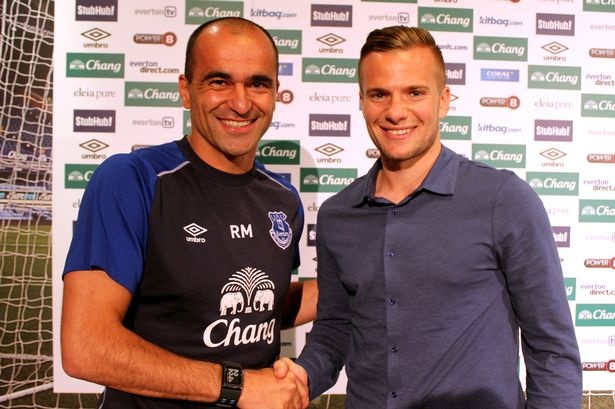 6. Tom Cleverley (Everton): Cựu sao M.U gây ấn tượng trong màu áo Aston Villa mùa giải trước nhưng vẫn quyết định đầu quân cho Everton để đoàn tụ với người thầy cũ Roberto Martinez. HLV người Tây Ban Nha sẽ là nhân tố quan trọng giúp tiền vệ 26 tuổi tìm lại phong độ như khi còn khoác áo Wigan. 