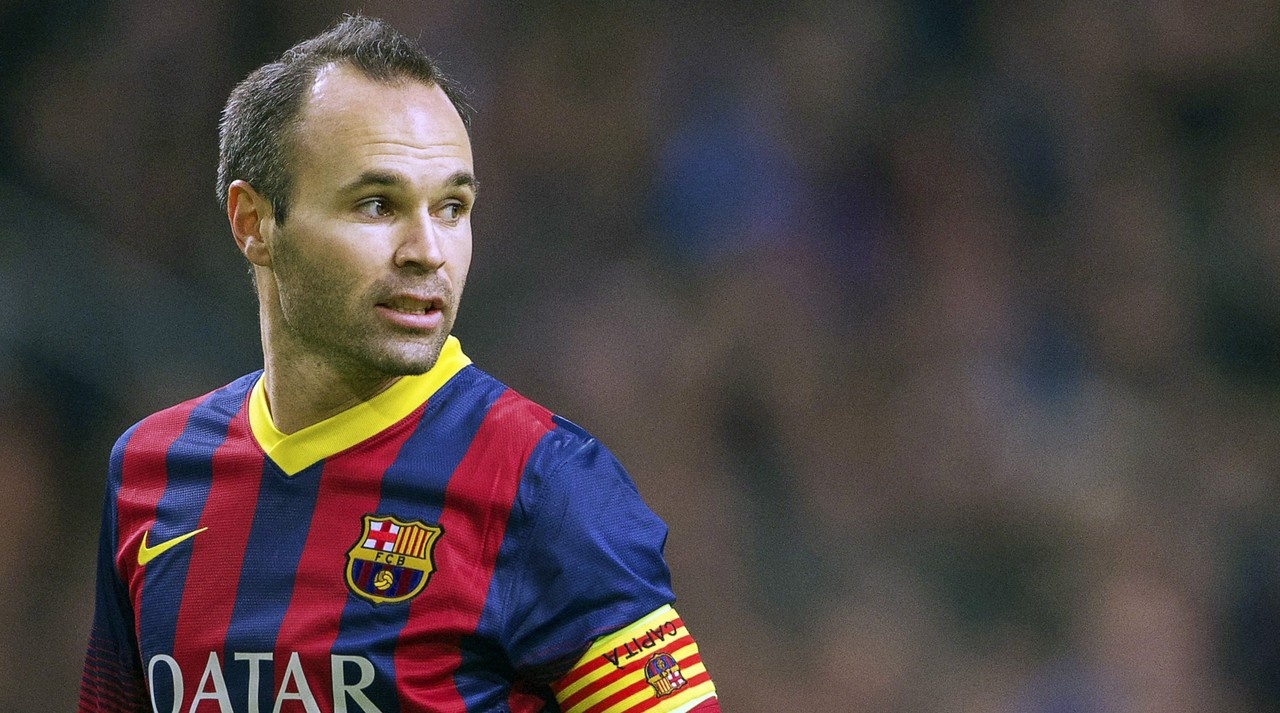 3. Andres Iniesta (Barcelona- 139,4 triệu bảng): “Thánh Ini”  là vị trí quan trọng thứ 2 trong đội hình của Blaugrana chỉ xếp sau siêu sao Lionel Messi. Tên của anh gắn liền với những thành công của gã khổng lồ xứ Catalan trong những năm gần đây, và không ai có thể tưởng tượng Iniesta sẽ thi đấu cho đội bóng nào khác ngoài Barcelona.