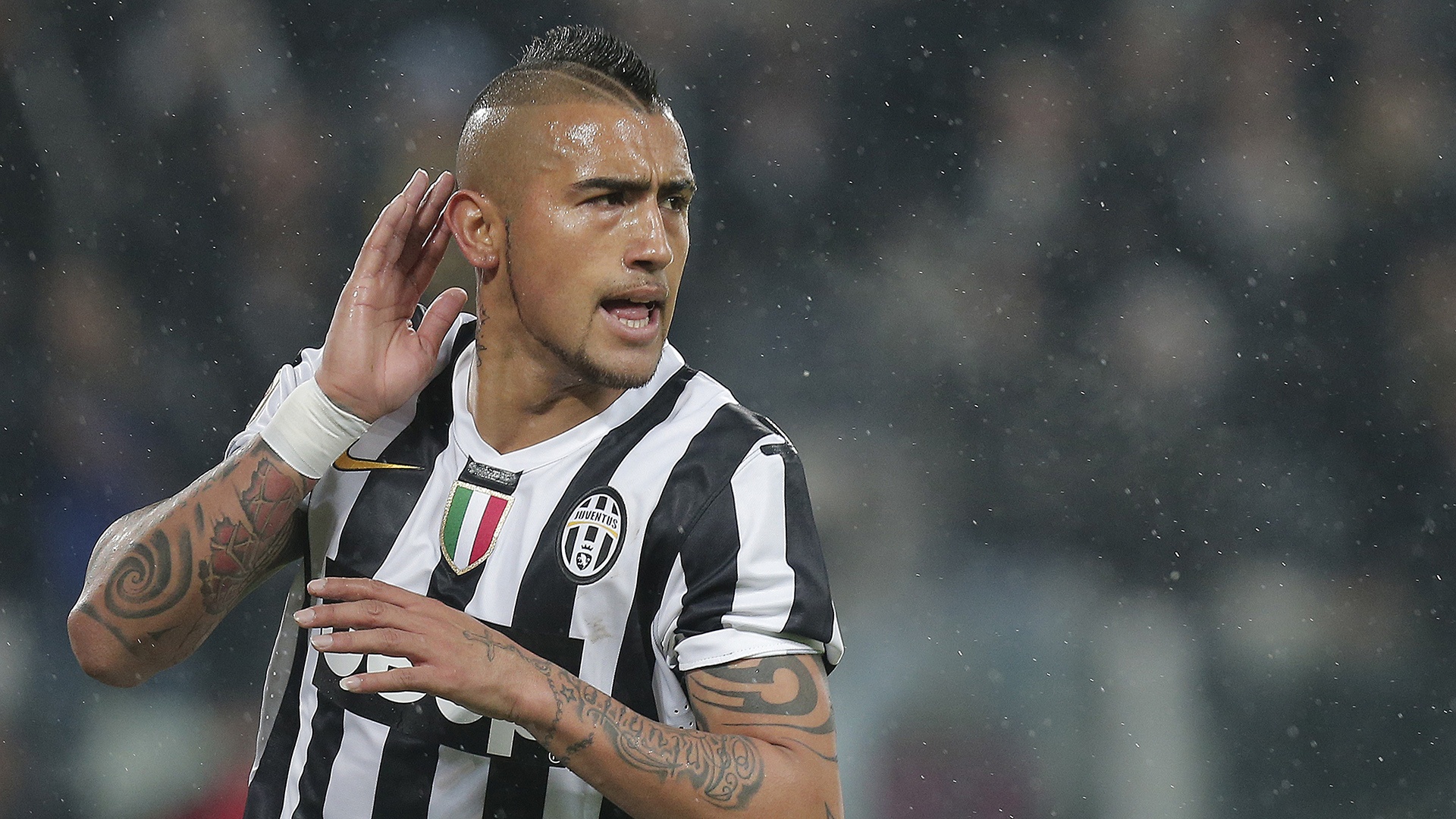 9. Arturo Vidal (Juventus- 25 triệu bảng): Bất chấp màn trình diễn khá tốt trong những mùa giải gần đây, những đội bóng muốn sở hữu tuyển thủ Chile sẽ phải cân nhắc vì cựu sao Leverkusen có nhiều tiền sử chấn thương trong quá khứ và hiếm khi thi đấu trọn vẹn được 90 phút. Ảnh: Goal.