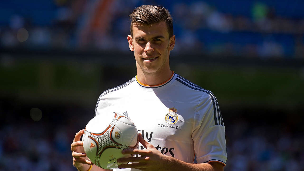 1. Gareth Bale (Tottenham sang Real Madrid): Sau một thời gian thương lượng, Spurs  chấp nhận bán tiền vệ người xứ Wales cho “Los Blancos” với mức phí 85 triệu bảng. Đây được đánh giá là thương vụ làm ăn có lãi nhất lịch sử bóng đá thế giới khi “Gà trống” chỉ bỏ ra 10 triệu bảng để chiêu mộ Bale trước đó.