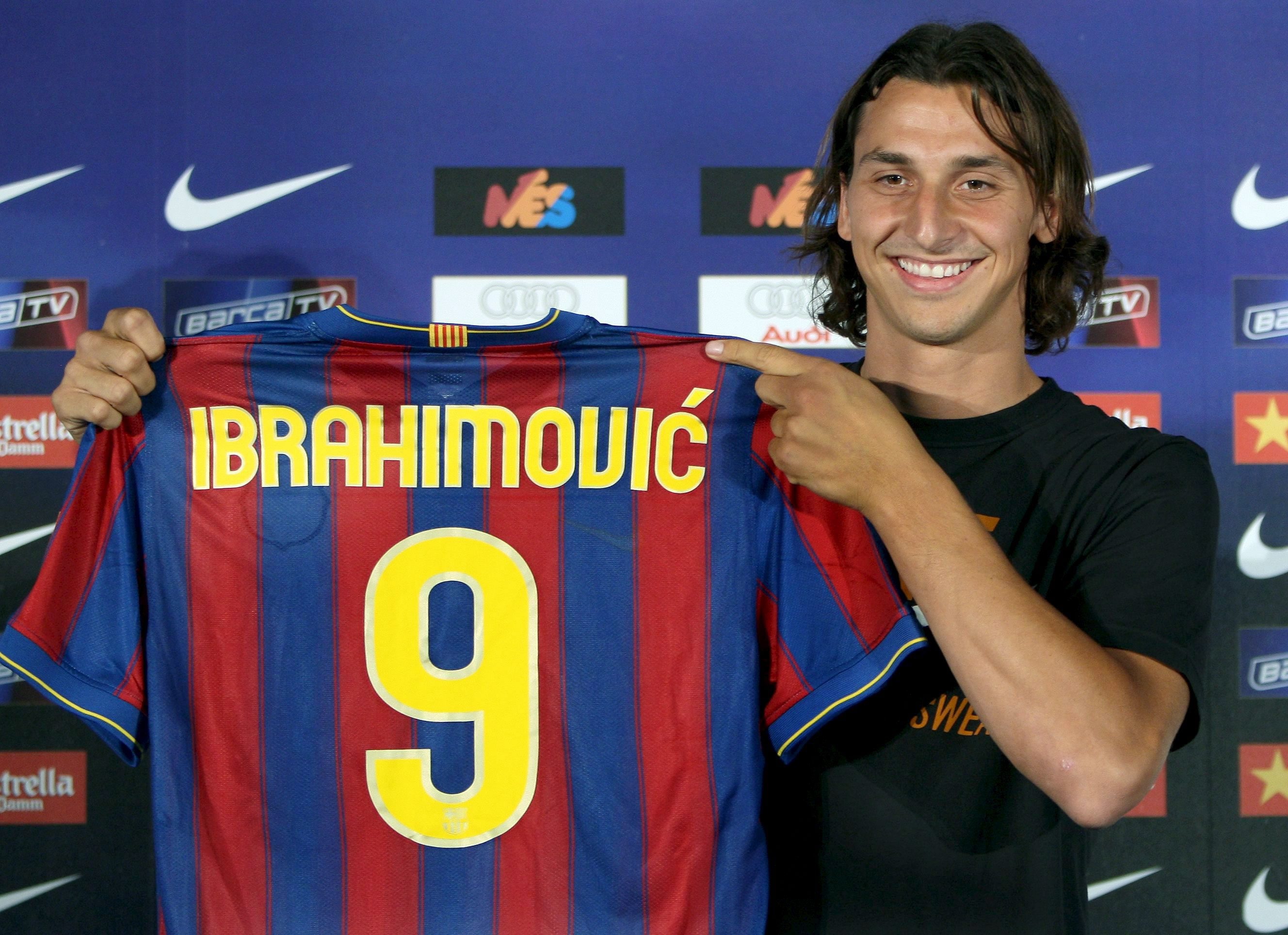 9. Zlatan Ibrahimovic (Inter sang Barcelona): Năm 2006, Nerazzurri chi ra 19,5 triệu bảng để chiêu mộ tiền đạo người Thụy Điển từ Juventus. Chứng kiến phong độ chói sáng của “Mr Scudetto” tại Giuseppe Meazza, gã khổng lồ xứ Catalan phải chi ra 54,8 triệu bảng để đổi lấy sự phục vụ từ ngôi sao sinh năm 1981.
