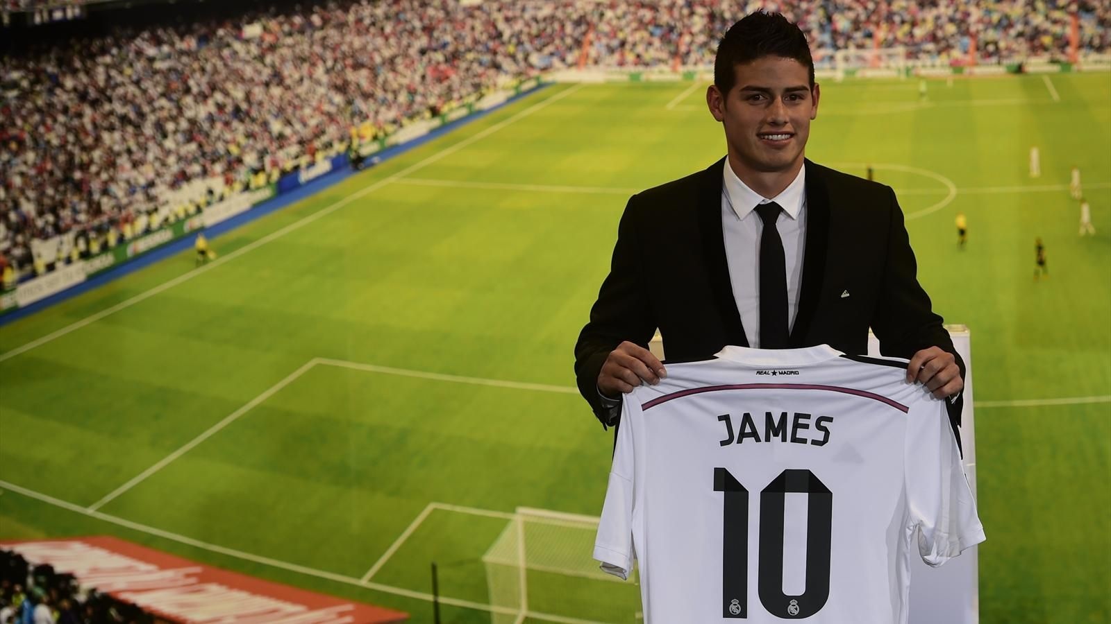 3. James Rodriguez (Porto sang AS Monaco): Từ một tài năng trẻ được định giá 4 triệu bảng, tuyển thủ Colombia đã trở thành một trong những ngôi sao hàng đầu thế giới. Sau thành công tại World Cup 2014, tiền vệ 24 tuổi khiến các đội bóng lớn như AS Monaco hay Real Madrid lần lượt phải bỏ ra số tiền 38,5 triệu bảng và 63 triệu bảng để sở hữu anh. 