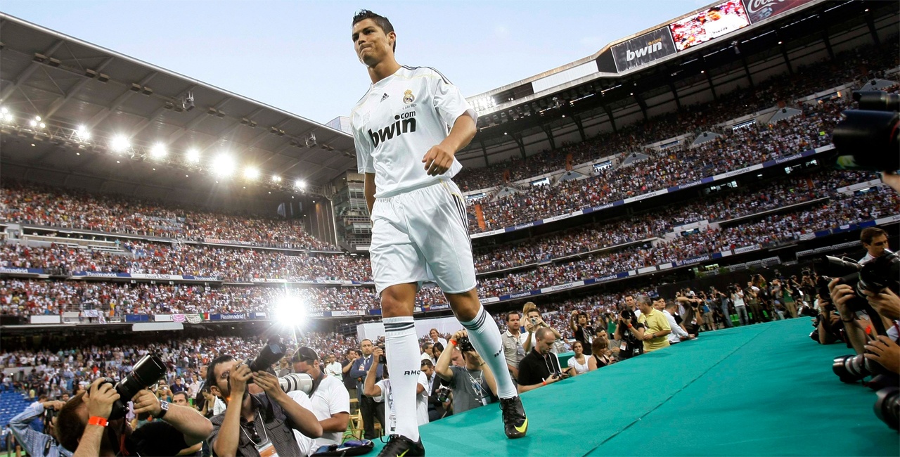 2. Cristiano Ronaldo (M.U sang Real Madrid): Bản hợp đồng trị giá 12 triệu bảng từ Sporting  giúp “Quỷ đỏ” giành hầu hết những danh hiệu cao quý nhất. Hè năm 2009, gã khổng lồ đến từ Tây Ban Nha đã biến Ronaldo trở thành cầu thủ đắt giá nhất thế giới thời điểm đó khi chi đến 80 triệu bảng để đổi lấy sự phục vụ từ siêu sao người Bồ.