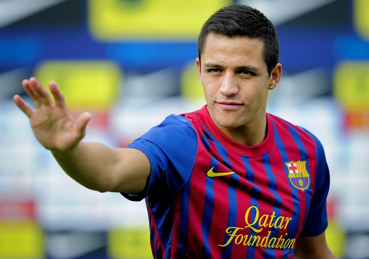 10. Alexis Sanchez (Udinese sang Barcelona): Từ một cậu bé không đủ tiền mua giày để chơi bóng, Sanchez được Udinese chiêu mộ với mức giá 1,7 triệu bảng năm 2006. Chỉ sau 5 năm, chân sút người Chile đem lại khoản lợi nhuận gấp 15 lần cho đội bóng cũ khi đầu quân cho đội chủ sân Nou Camp với giá 25 triệu bảng.