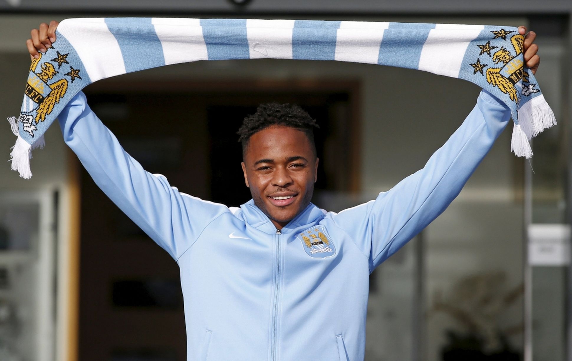 8. Raheem Sterling (Liverpool sang Man City- ): Khoản tiền 49 triệu bảng thu về khi bán Golden Boy 2014 cho Man City khiến người hâm mộ “The Kop” quên đi nỗi đau bị phản bội, vì đội chủ sân Anfield  chỉ mất 600.000 bảng để sở hữu sao mai 21 tuổi từ QPR.