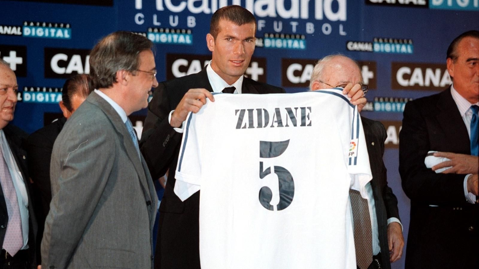 6. Zinedine Zidane (Juventus sang Real Madrid): Juventus vui mừng khi bán tiền vệ họ từng chiêu mộ với giá 2,45 triệu bảng cho Real với giá gấp 20 lần vào năm 2001. Tuy nhiên, Bianconeri đã phải thừa nhận sai lầm khi khi chứng kiến màn trình diễn của huyền thoại người Pháp trong màu áo Los Blancos. 