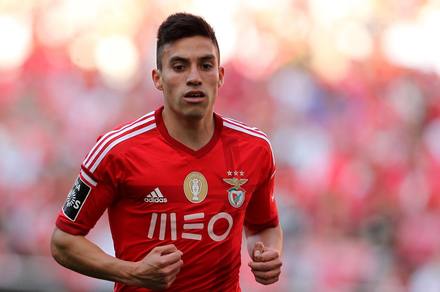5. Nicolas Gaitan (Benfica): “Quỷ đỏ” từng không dưới 2 lần hỏi mua tiền vệ 28 tuổi từ Benfica. Trong 5 mùa giải gần đây, tuyển thủ Argentina luôn là trụ cột trong đội hình của nhà ĐKVĐ Bồ Đào Nha. Nicolas Gaitan có thể thi đấu tốt ở cả hai bên hành lang cánh. Điểm mạnh của anh là những đường treo bóng chất lượng cùng những pha rê dắt khéo léo đến từ chân trái. Ảnh: Metro.