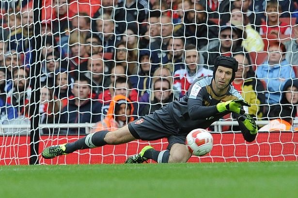 3. Arsenal: “Pháo thủ” luôn trung thành với lối chơi cống hiến đẹp mắt trong những mùa giải gần đây. Dù vậy, thầy trò HLV Arsenen Wenger vẫn luôn gặp vấn đề khi đối đầu với những CLB lớn như Chelsea, Man City hay M.U. Nếu không bổ sung một tiền đạo cắm thực sự đẳng cấp, hy vọng lật đổ Chelsea của đội chủ sân Emirates hoàn toàn không có cơ sở. 