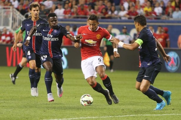 4. Manchester United:  Với những sự bổ sung chất lượng cho đội hình, đoàn quân của HLV Louis Van Gaal bước vào mùa giải mới với sự tự tin cao độ. Tuy nhiên, chuyên gia Stan Collymore cho rằng chiến lược gia người Hà Lan vẫn cần thêm ít nhất một mùa giải nữa mới có thể dung hòa hai yếu tố thực dụng và hoa mỹ trong lối chơi của M.U. 