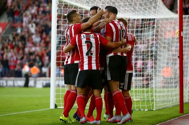 8. Southampton: “The Saints” từng có thời gian nằm trong top 4 tại Premier League 2014/15 cùng lối chơi đẹp mắt nhưng không kém phần hiệu quả. Mùa giải sắp tới sẽ là cơ hội tỏa sáng cho những cầu thủ trẻ từ lò đào tạo của đội chủ sân Saint Marry. Vì vậy, vị trí thứ 8 sẽ là hợp lý với đoàn quân của HLV Ronald Koeman.