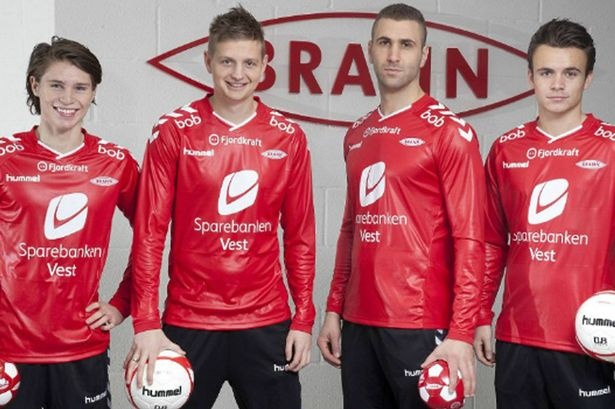 3. SK Brann (sân nhà): Nhìn thoáng qua, thiết kế của đội bóng đến từ Thụy Điển có phần bắt mắt. Tuy nhiên nếu để ý kỹ, chúng ta sẽ nhận ra áo đấu của họ được làm bằng cao su tổng hợp không thấm nước. Một điều chưa từng thấy trong lịch sử bóng đá.