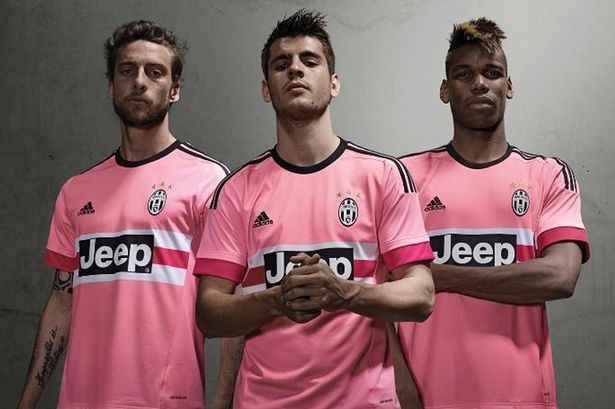 5. Juventus (sân khách): Real Madrid hay Palermo đã chứng minh màu hồng hoàn toàn phù hợp với thân hình khỏe khoắn đầy nam tính của các cầu thủ. Mùa giải năm nay, mẫu áo sân khách của Bianconeri được Adidas thiết kế giống như chiếc áo ngủ của những bé gái 6 tuổi.