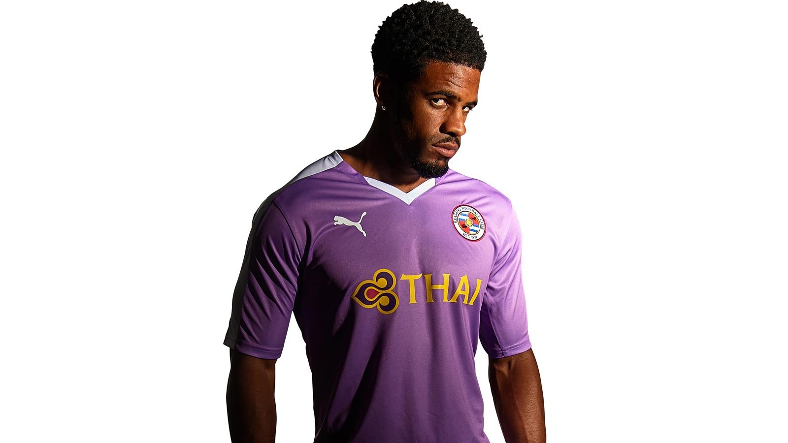 2. Reading (sân khách): Màu sắc pha trộn giữa tím và hồng khiến những cầu thủ của đội chủ sân Madejski trông như những anh chàng mới lớn say rượu.