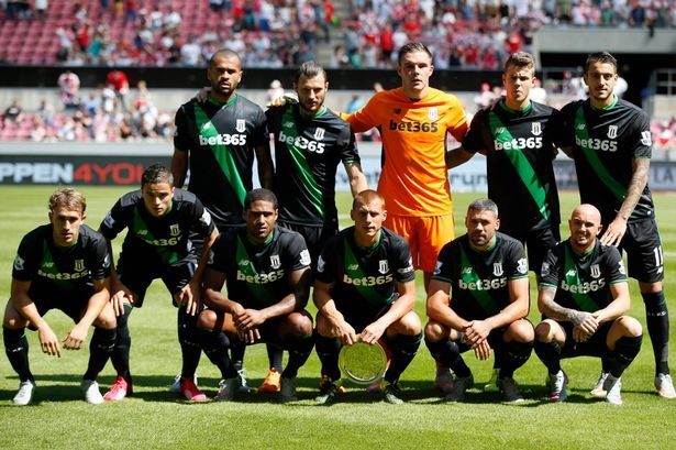 6. Stoke City (sân khách): Đa số người hâm mộ cho rằng đây là đồng phục của những chàng trai làm việc cho những cửa hiệu đồ nhựa gia dụng hơn là một đội bóng chuyên nghiệp tại giải Ngoại hạng Anh.