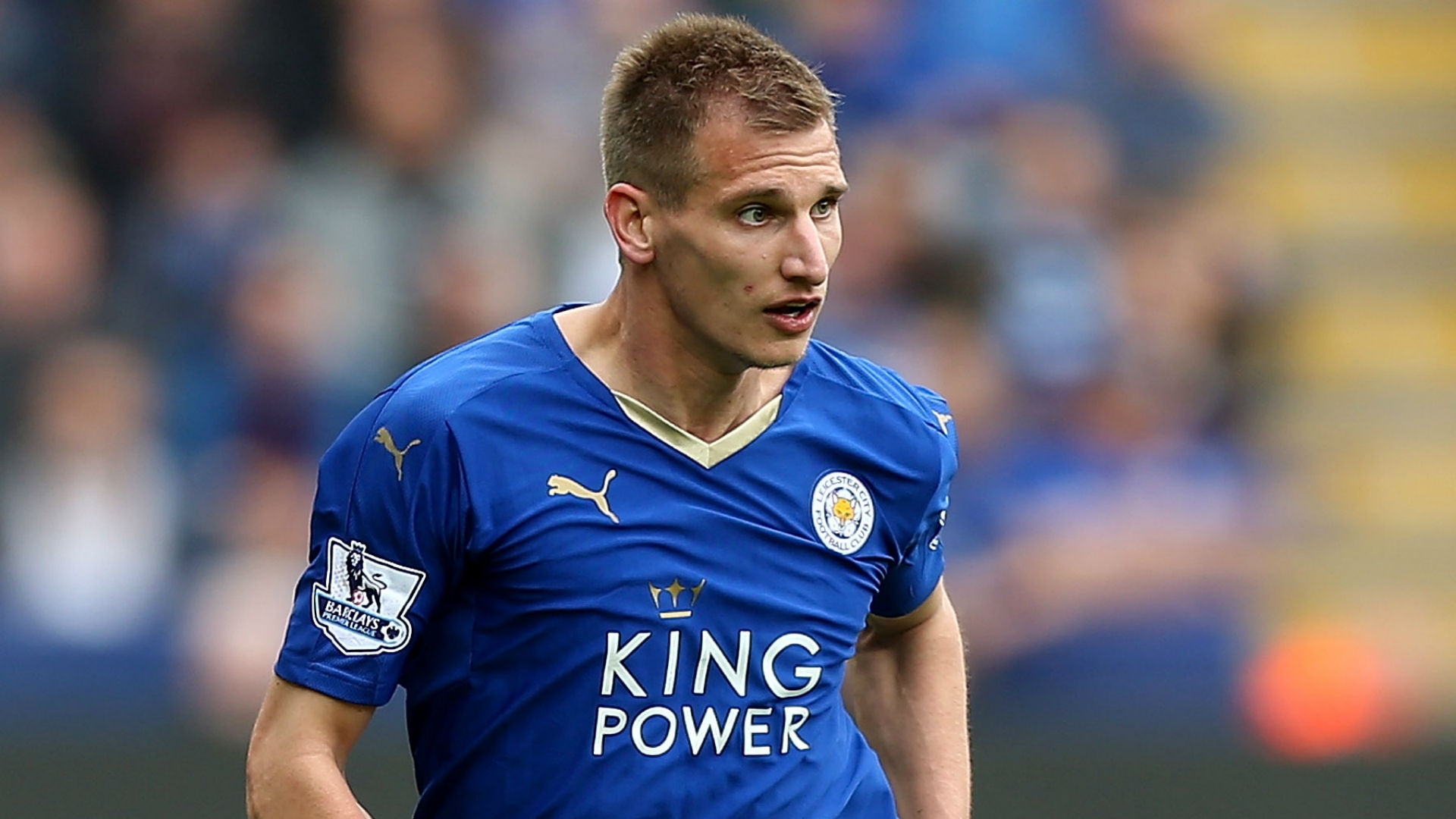 Tiền vệ phải: Marc Albrighton (Leicester City): Cầu thủ chạy cánh người Anh để lại dấu ấn bằng 2 đường kiến tạo đẳng cấp trong chiến thắng đậm đà 4-2 của “Bầy sói” trước Sunderland. Ngoài ra, anh còn sở hữu bàn thắng cho riêng mình khi dứt điểm nâng tỷ số lên 4-1.