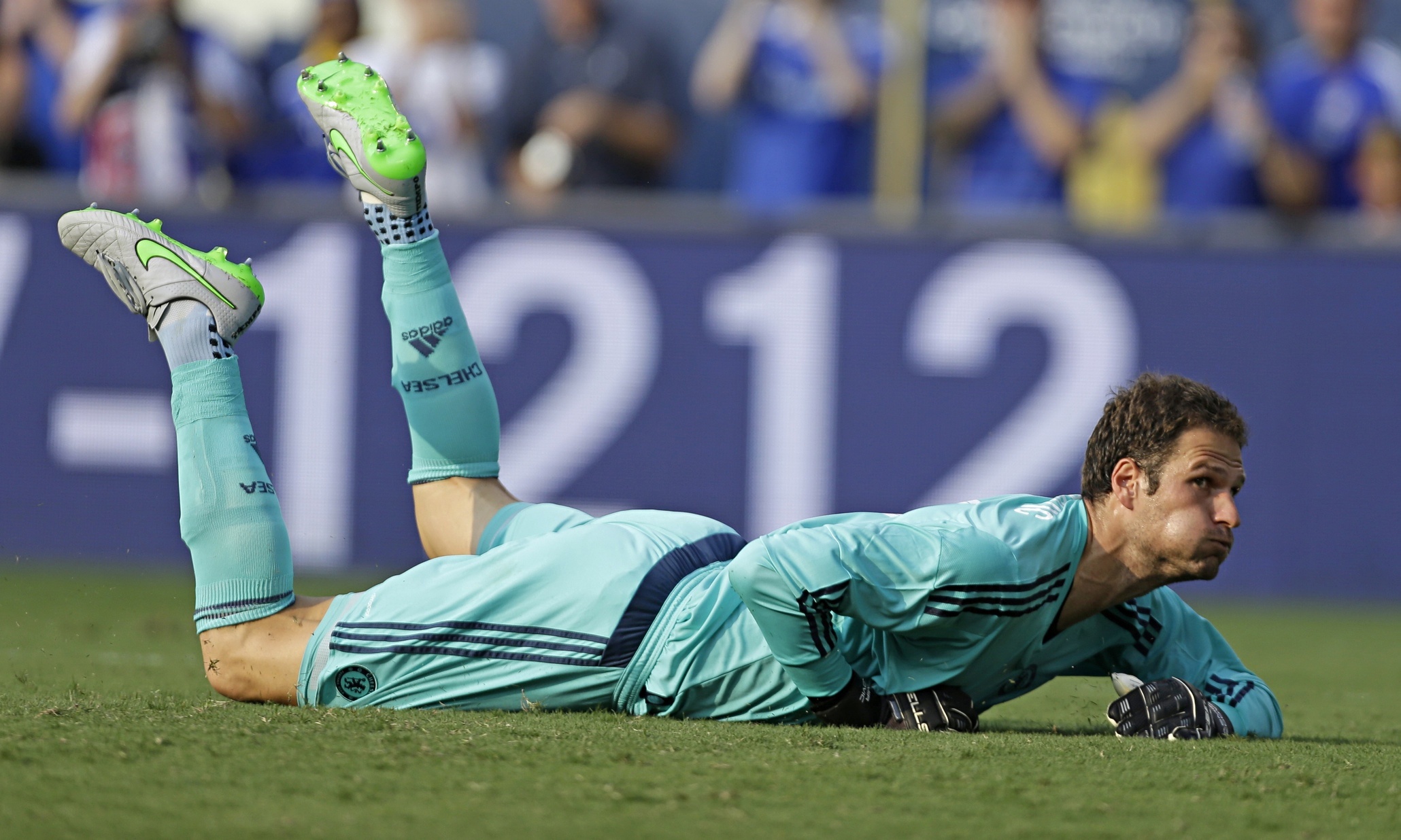 Thủ môn: Asmir Begovic (Chelsea): Có màn ra mắt bất đắc dĩ khi Thibaut Courtois lĩnh thẻ đỏ sau pha phạm lỗi với tiền đạo Gomis bên phía Swansea. Kể từ khi vào sân, thủ môn người Bosnia thi đấu ổn định và liên tiếp có những pha cứu thua, qua đó giúp “The Blues” nhọc nhằn bảo toàn tỷ số 2-2 trước đội khách.