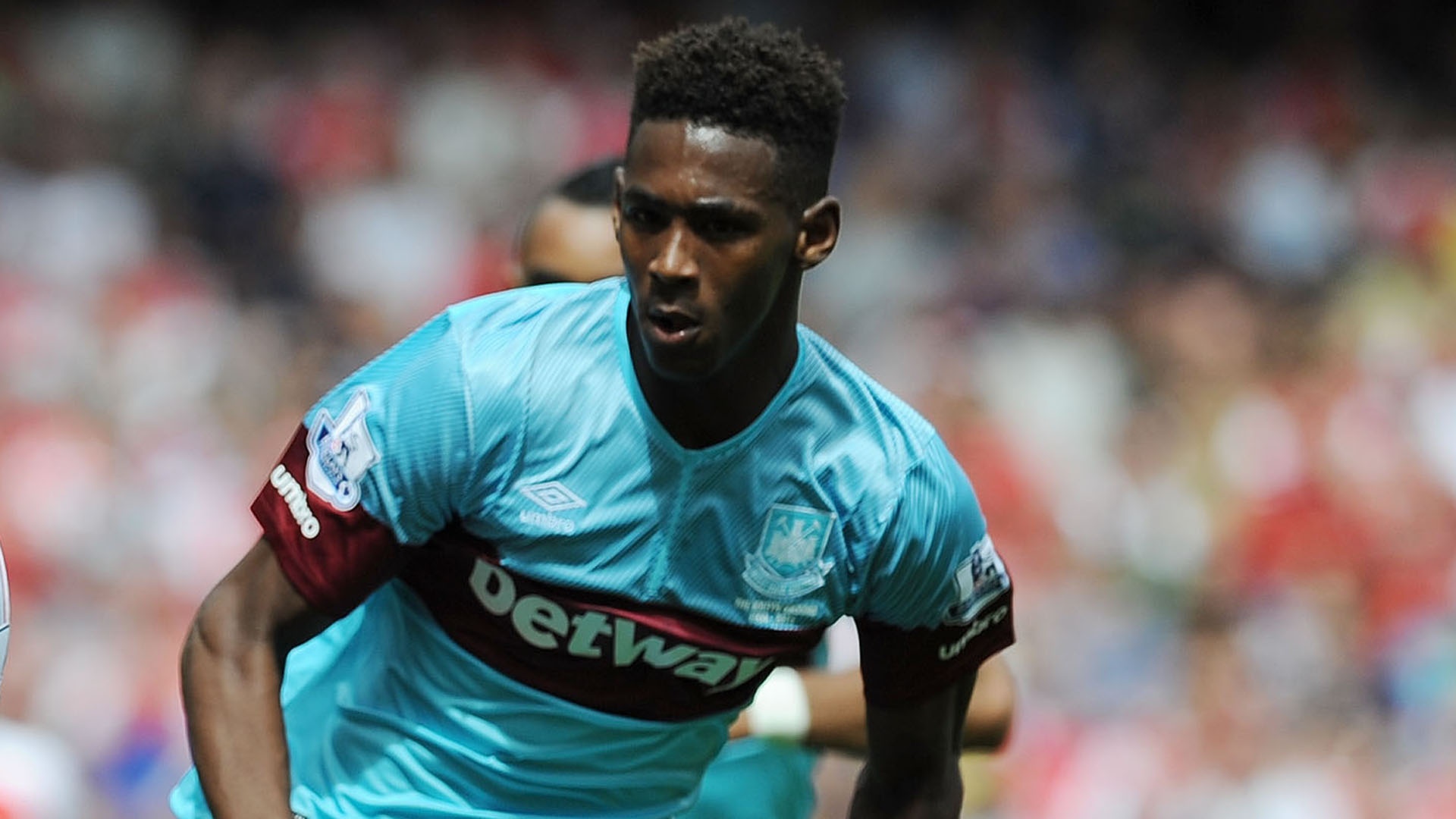Tiền vệ trung tâm: Reece Oxford (West Ham): Sao mai 16 tuổi có màn ra mắt không thể hoàn hảo hơn khi giúp “The Hammers” đánh bại CLB cùng thành phố Arsenal 2 bàn không gỡ. Oxford là nguyên nhân chính dẫn đến sự “mất tích” của Mesut Oezil trong toàn bộ thời gian thi đấu.