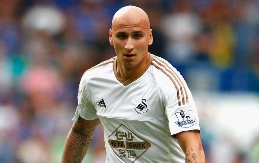 Tiền vệ trung tâm: Jonjo Shelvey (Swansea): Không ai nhận ra tiền vệ ngổ ngáo từng cãi nhau tay đôi với Sir Alex khi còn thi đấu cho Liverpool. Hiện tại, ngôi sao 23 tuổi đang thi đấu vô cùng chững chạc và trở thành thủ lĩnh tuyến giữa của “Thiên nga đen”. Tiền đạo Bafetimbi Gomis hưởng lợi rất nhiều từ những đường chọc khe sệt và bổng chính xác của Shelvey.
