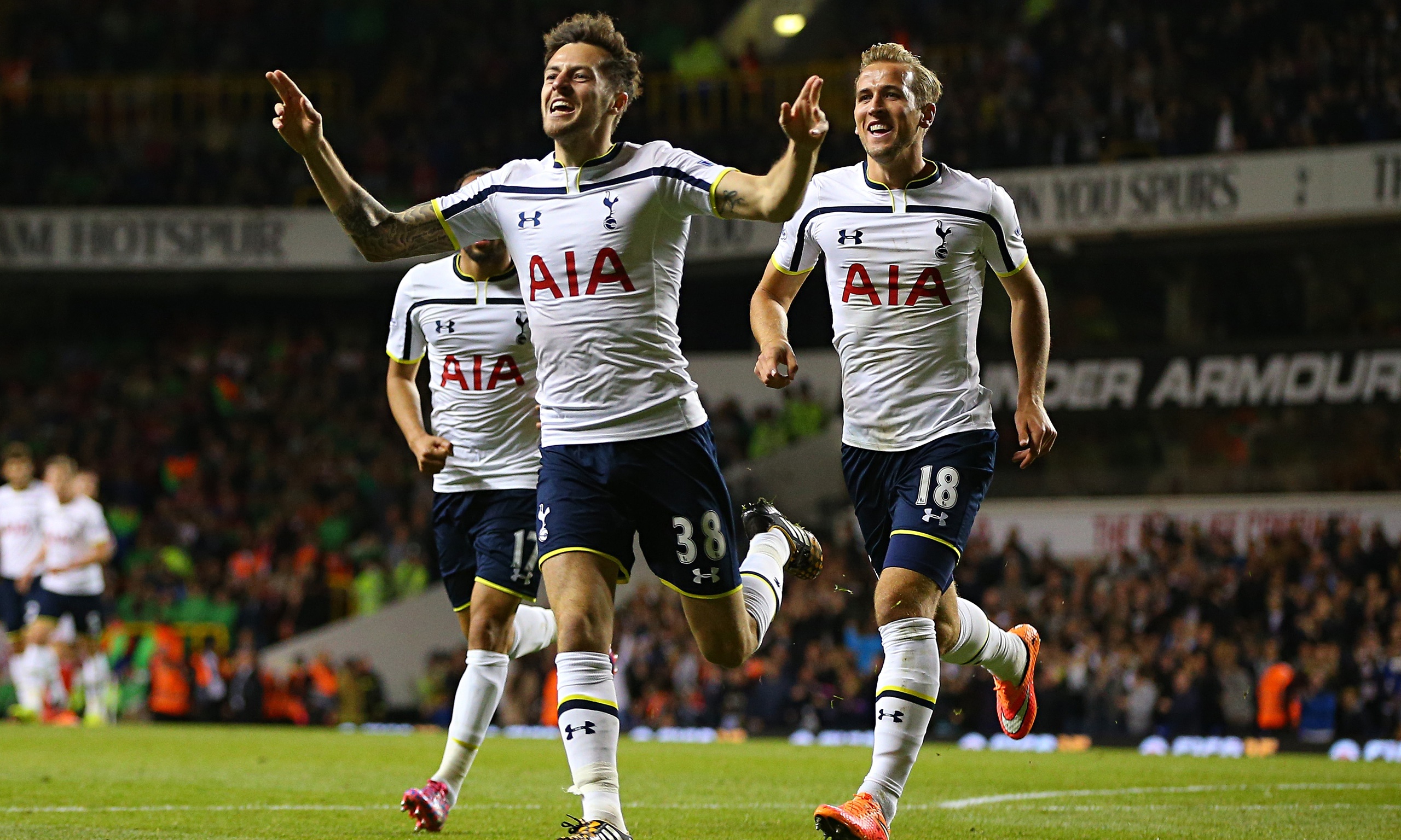 5. Tottenham (46%): Spurs luôn bị chế giễu vì đã tiêu tốn những khoản tiền khổng lồ vào thị trường chuyển nhượng nhưng vẫn không thể cải thiện vị thế của mình tại Premier League. Sau hàng loạt tân binh đắt giá, ngôi sao đáng xem nhất tại White Hart Lane hiện tại lại là Harry Kane, một cầu thủ “cây nhà lá vườn”.