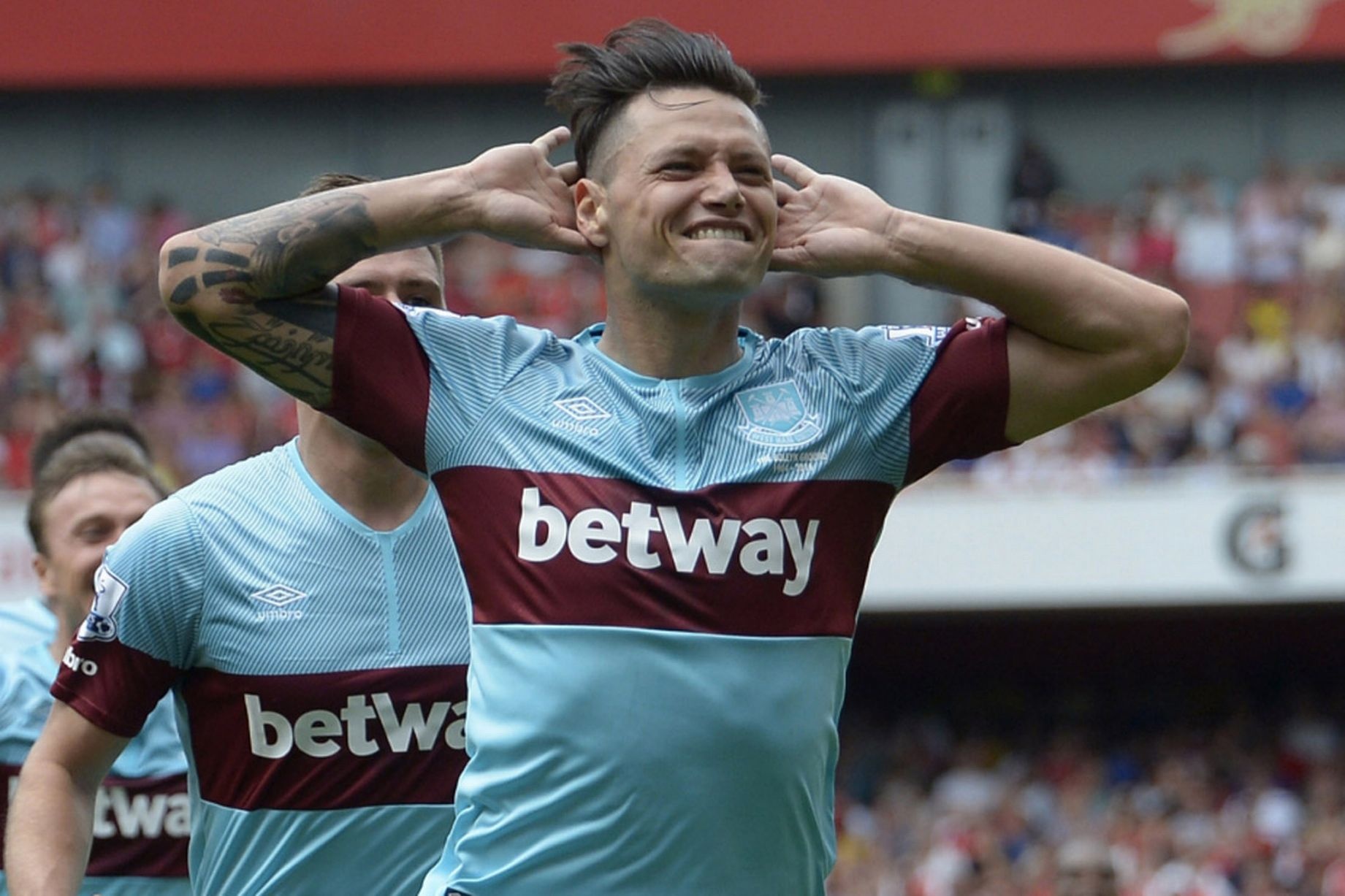 9. West Ham (37%): Trong những mùa giải gần đây, “The Hammers” luôn bị chỉ trích vì lối chơi bóng dài đơn điệu, nhàm chán. Dù vậy, dưới triều đại mới của Slaven Bilic, đội bóng phía đông London đã trình diễn lối đá đa dạng và vô cùng hiệu quả và đánh bại Arsenal ngay tại Emirates.