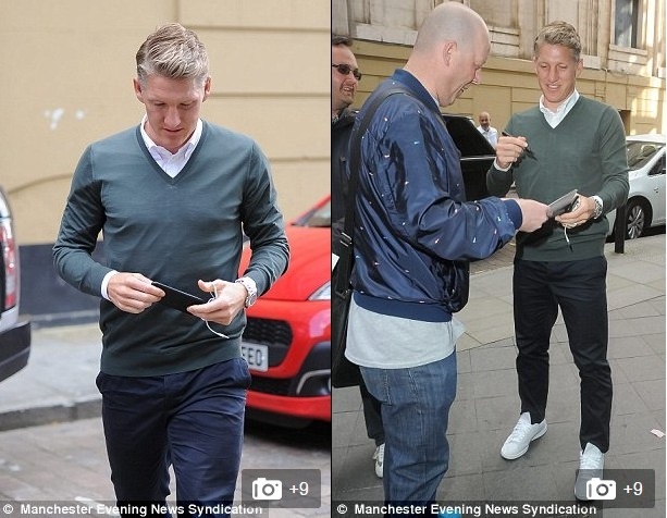 Schweinsteiger bi phat sau bua an trua cung Owen Hargreaves hinh anh