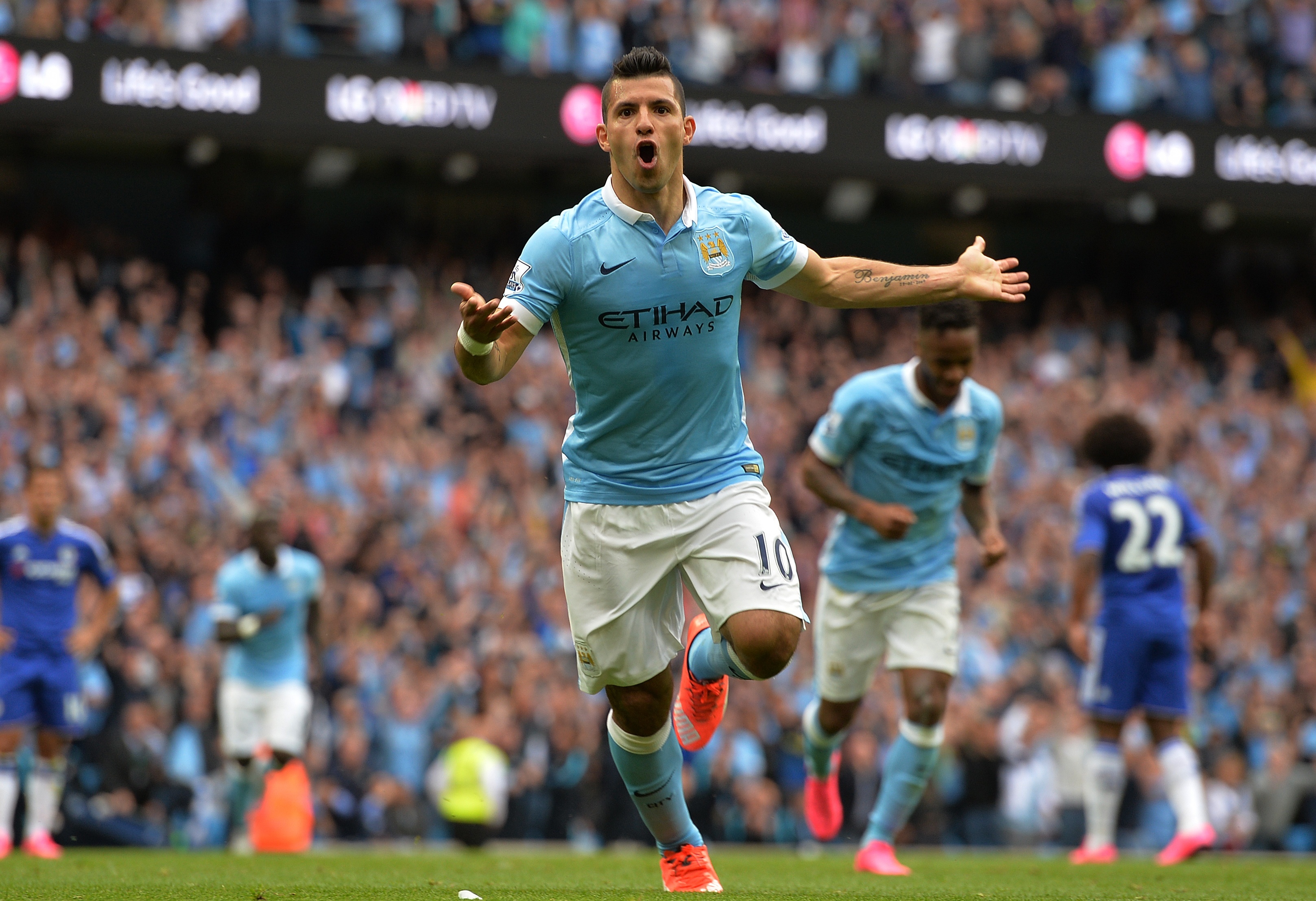 2. Sergio Aguero (Manchester City): Vua phá lưới mùa giải trước vẫn chưa cho thấy bất kỳ sự sa sút nào tại giải năm nay. Cựu cầu thủ Atletico thực sự trở thành mối hiểm họa cho mọi hàng thủ tại Premier League nhờ khả năng dứt điểm và bứt tốc hoàn hảo. Sau trận thắng thuyết phục trước Chelsea, người hâm mộ kỳ vọng tiền đạo 27 tuổi tiếp tục thi đấu thăng hoa đưa “The Citizen” bước lên đỉnh nước Anh lần thứ 3 trong 5 mùa giải gần nhất. Ảnh: Peter Powell/EPA.