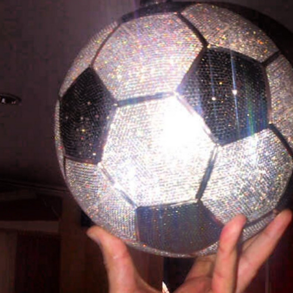 Trái bóng được phủ đầy những viên kim cương lấp lánh được Benzema đặt hàng để trang trí cho ngôi nhà mới . Ảnh: