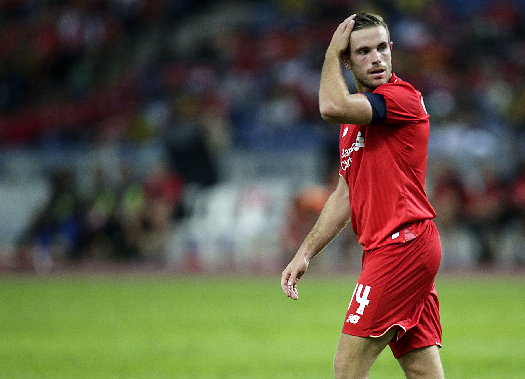 8. Jordan Henderdon (Liverpool): Với tố chất thủ lĩnh cùng khả năng đọc tình huống nhạy bén, tiền vệ 25 tuổi là mắt xích quan trọng nhất trong lối chơi của “The Kop” mùa giải năm nay. HLV Brendan Rodgers sẽ phải trông cậy rất nhiều vào cựu cầu thủ Sunderland nếu muốn kết thúc mùa giải với một vị trí trong top 4. Ảnh: Fazry Ismail/ EPA.