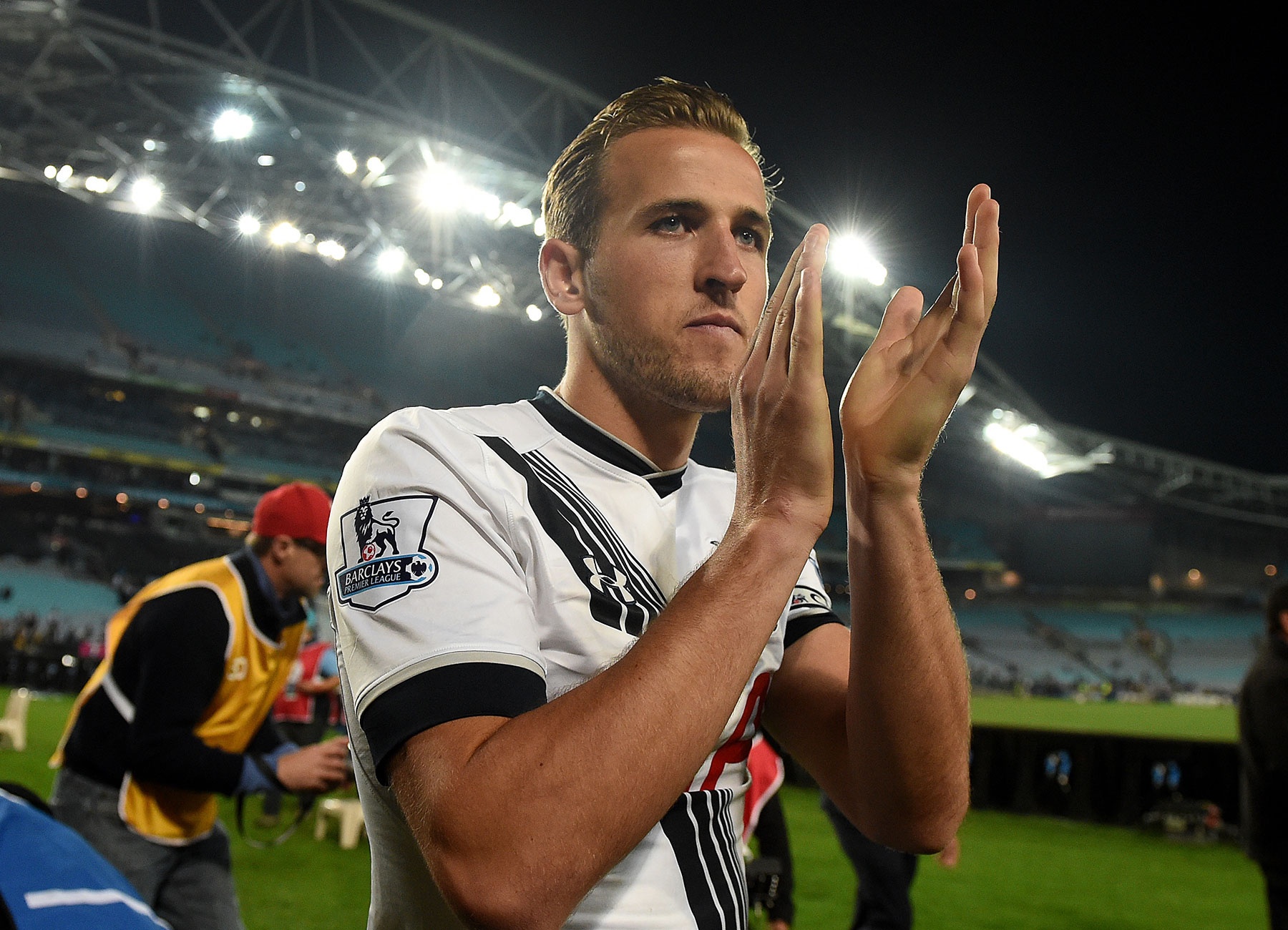 10. Harry Kane (Tottenham): Từ một tài năng trẻ trưởng thành từ lò đào tạo của Spurs, chân sút người Anh vụt sáng để trở thành một trong những tay săn bàn lợi hại nhất giải Ngoại hạng. Trong hoàn cảnh Roberto Soldado chia tay CLB và Emanuel Adebayor sa sút phong độ, trọng trách ghi bàn sẽ được trao cho tiền đạo 22 tuổi. Nếu tiếp tục duy trì phong độ ấn tượng, Harry Kane hoàn toàn đủ khả năng giúp “Gà trống” cạnh tranh một suất dự Champions League mùa giải năm nay. Ảnh: Dan Himbrechts/ EPA.