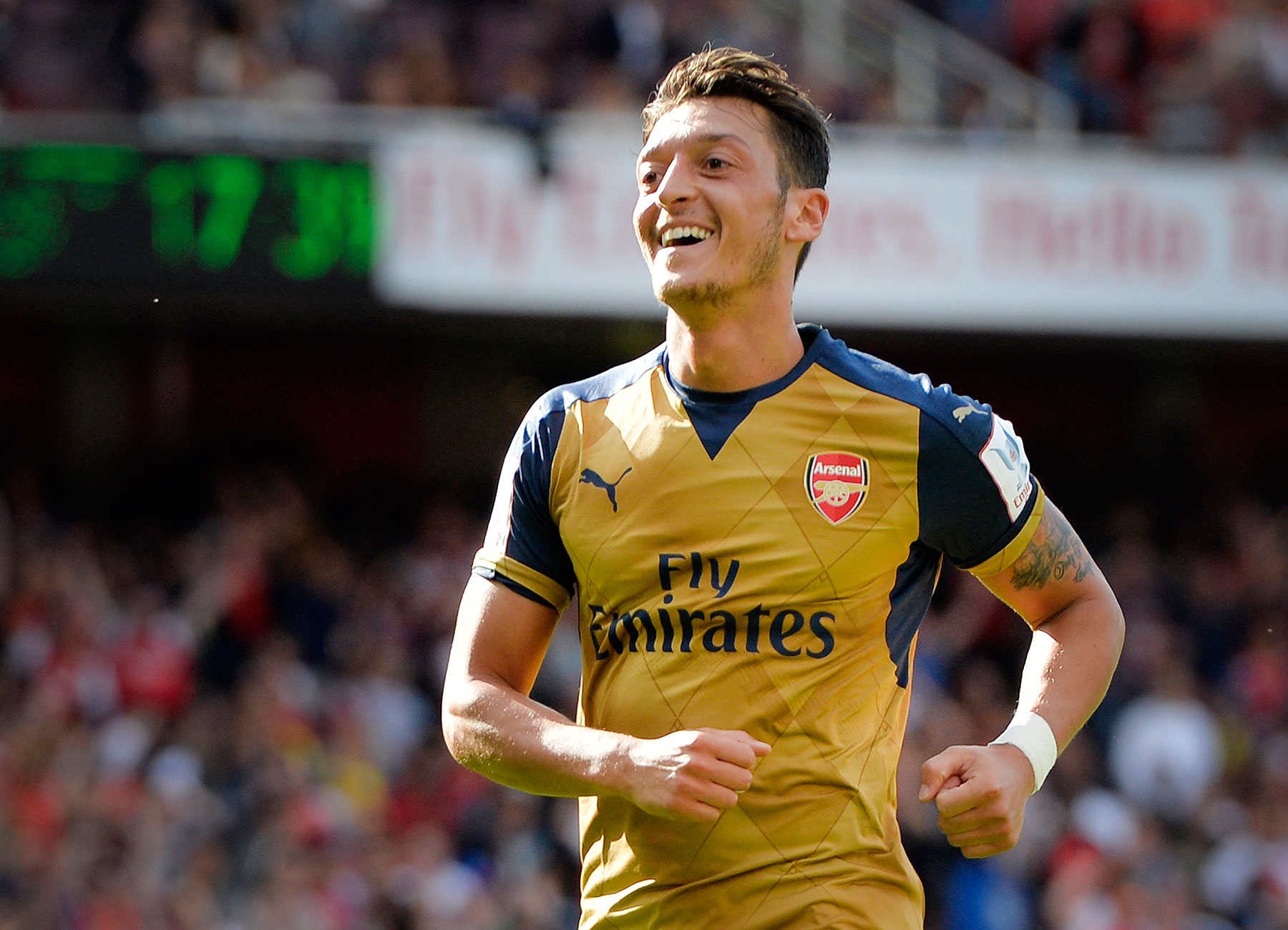 4. Mesut Oezil (Arsenal): Tuyển thủ Đức luôn được đánh giá là một trong những tiền vệ công hay nhất thế giới thời điểm hiện tại. Bản hợp đồng trị giá 50 triệu euro từng bị người hâm mộ chỉ trích về phong độ nghèo nàn trong mùa giải vừa qua. Tuy nhiên, cựu sao Real đã chọn cách im lặng và đáp lại bằng màn trình diễn tuyệt vời tại sân Selhurst Park cuối tuần trước. Nếu được thi đấu trong vai trò “số 10”, Mesut Oezil có thể nâng tầm lối chơi đẹp mắt vốn có của “Pháo thủ” lên đẳng cấp mới.