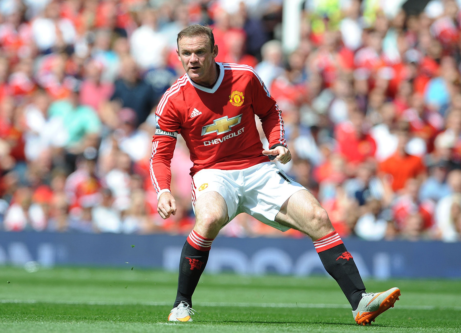 6. Wayne Rooney (Manchester United): Sau một mùa giải phải thi đấu trong vai trò của một tiền vệ tấn công, tiền vệ trung tâm, thậm chí là một cầu thủ chạy cánh, đội trưởng “Quỷ đỏ” được trả về vị trí tiền đạo cắm ưa thích. Dù chưa ghi được bàn thắng nhưng không ai có thể phủ nhận vai trò lớn lao của Rooney tại Old Trafford. “Wazza” luôn là linh hồn trong lối chơi và đem lại nguồn cảm hứng thi đấu cho tất cả các cầu thủ M.U. Ảnh: Peter Powell/ EPA.