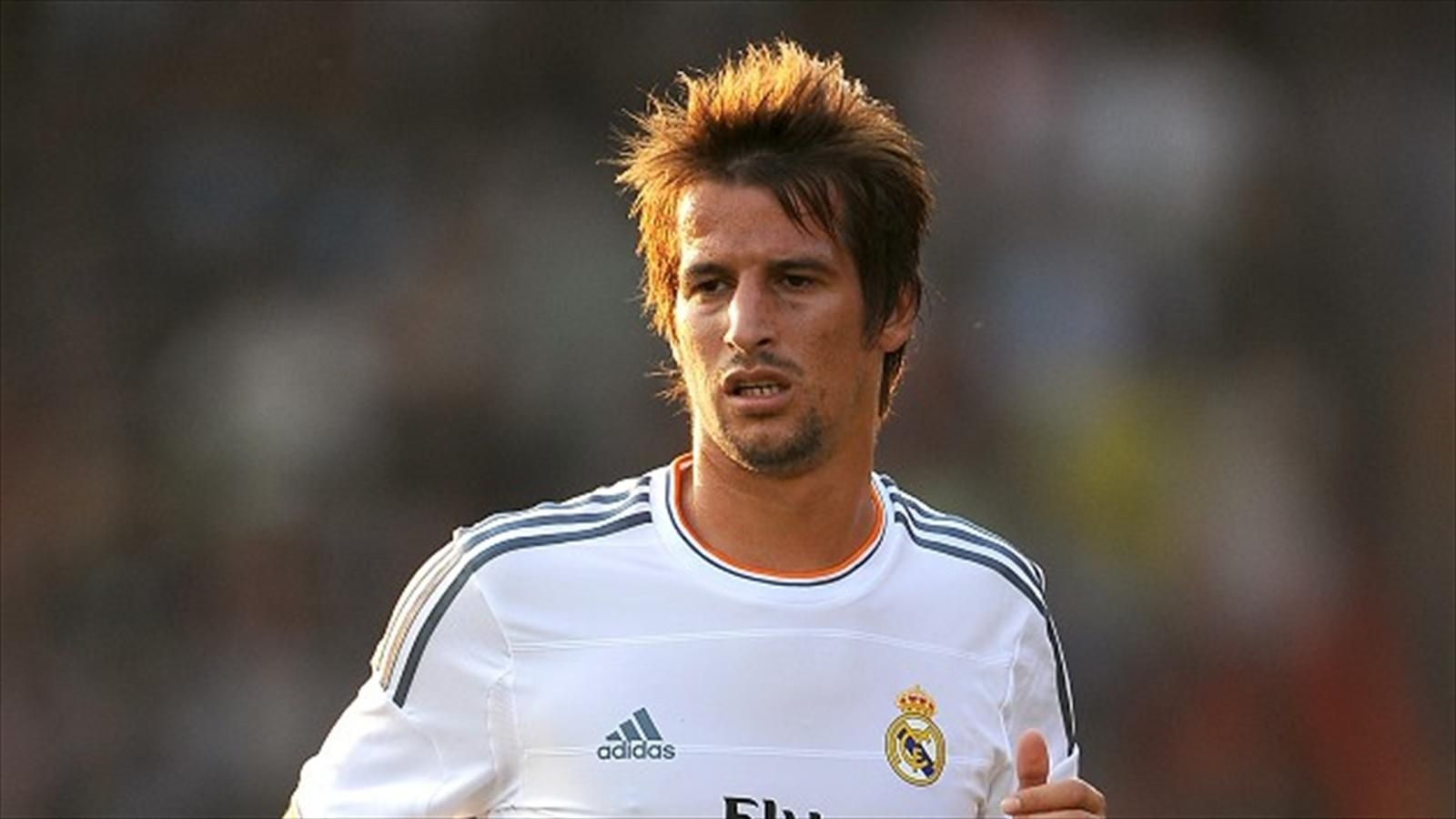 Hậu vệ trái: Fabio Coentrao (Real Madrid): Ngôi sao của “Los Blancos” từng chia sẻ anh sẽ trở thành một ngư dân nếu không có sự giúp đỡ của nhà môi giới người đồng hương.
