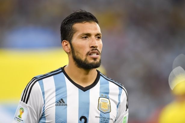 Trung vệ: Ezequiel Garay (Zenit): Garay trở thành khách hàng của Jorge Mendes vào năm 2013. Nhà môi giới người Bồ Đào Nha đã giúp hậu vệ 28 tuổi chuyển đến thi đấu tại Zenit và trở thành một trong những hậu vệ xuất sắc nhất giải VĐQG Nga. Valencia không việc gì phải lo lắng khi Mendes sẽ giúp “Los Che” có được chữ ký của Garay để lấp chỗ trống mà Otamendi để lại.  
