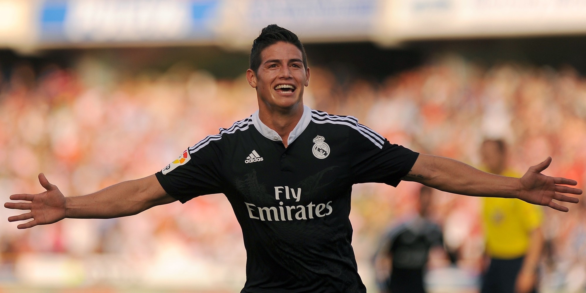 Tiền vệ phải: James Rodriguez (Real Madrid): Trong những năm gần đây, Gã khổng lồ của bóng đá Tây Ban Nha đã chi đên 250 triệu bảng để mua những cầu thủ của Jorge Mendes. Sau kỳ World Cup thành công, ngôi sao người Colombia được môi giới để chuyển đến thi đấu tại sân Bernabeu với giá 80 triệu euro.