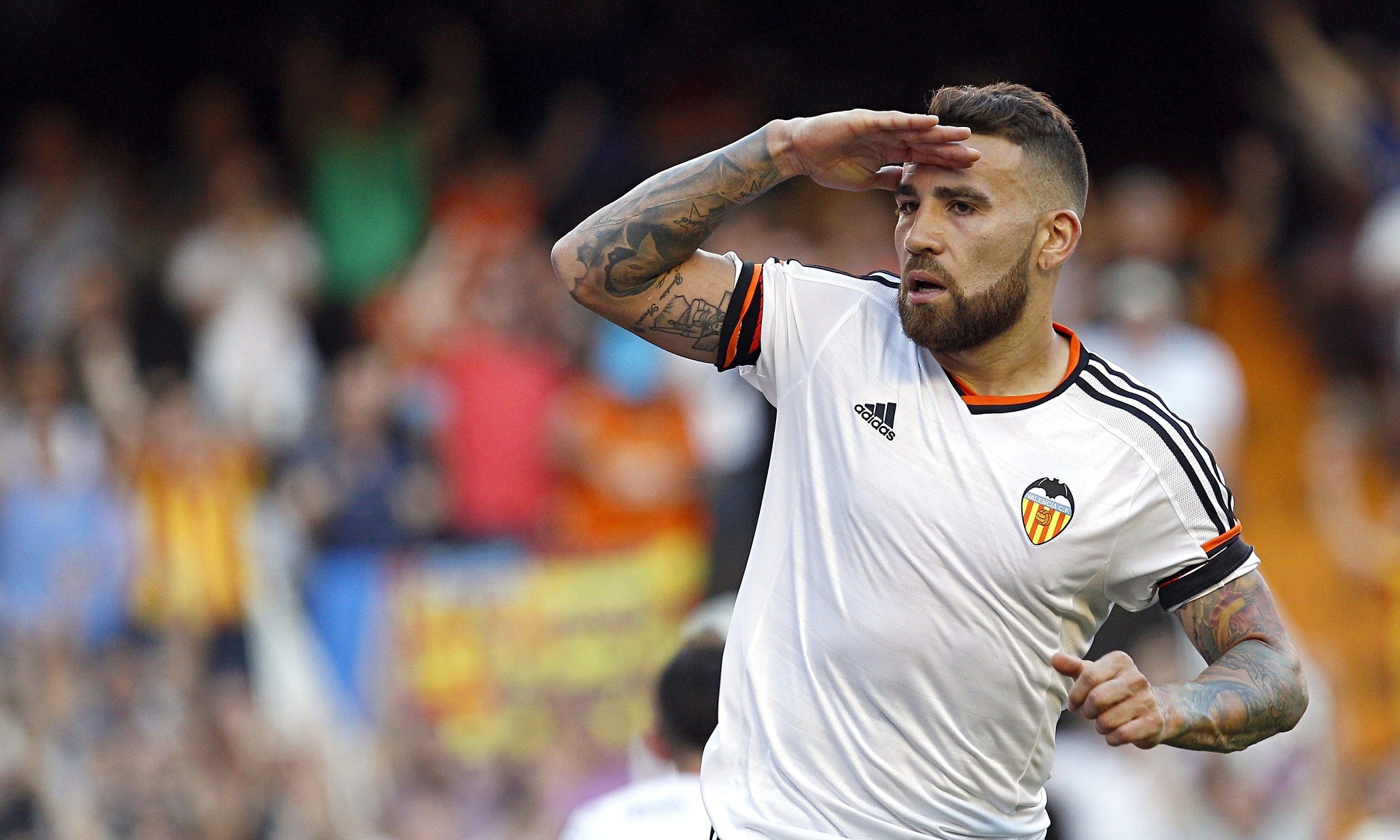 Hậu vệ phải: Nicolas Otamendi (Valencia): Trụ cột của “Bầy dơi” đã khước từ M.U và đang hoàn tất những thủ tục cuối cùng để gia nhập Manchester City. Dù không phải là người đại diện của tuyển thủ Argentina, Jorge Mendes vẫn đóng vai trò môi giới trung gian giúp thỏa thuận giữa Valencia và Man City diễn ra suôn sẻ.