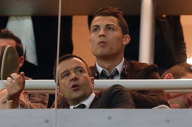 Tiền đạo: Cristiano Ronaldo (Real Madrid): Siêu sao người Bồ Đào Nha gắn bó với Jorge Mendes từ khi còn thi đấu ở đội trẻ của Sporting Lisbon. “Siêu cò” đã thay mặt Ronaldo thực hiện mọi giao dịch trong một thời gian dài. Mối quan hệ của họ đã thân thiết đến mức, chân sút chủ lực của Real đã mua đứt một hòn đảo ở Hy Lạp làm quà cưới tặng người đại diện của mình.