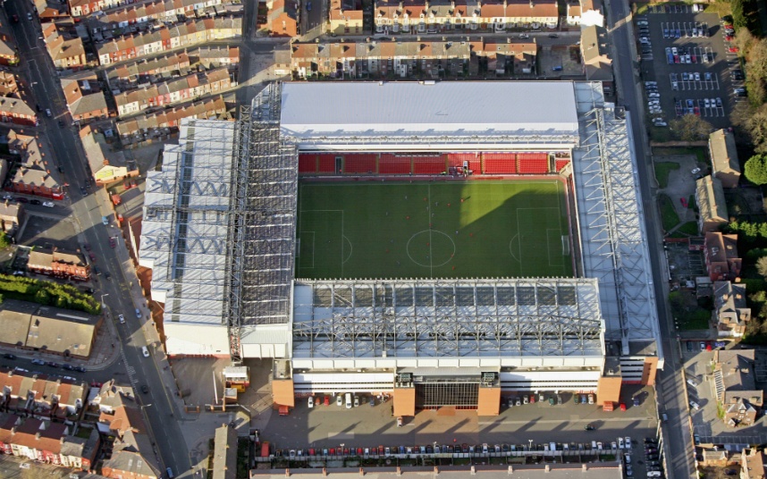 5. Anfield (Liverpool- sức chứa: 45.522 người): Bất kể đội bóng thi đấu tốt hay dở, “Thánh địa Anfield” luôn được đánh giá là sân vận động sở hữu bầu không khí cuồng nhiệt nhất tại Premier League. Giai điệu quen thuộc “You’ll never walk alone” vang lên từ 4 phía khán đài sẽ khiến bất kỳ ai mới đến đây đều phải sởn gai ốc.    