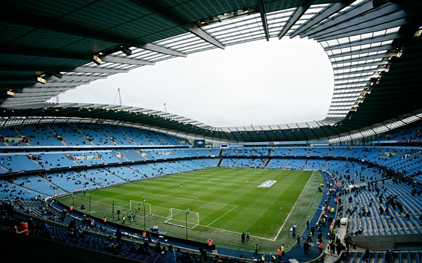 3. Etihad (Manchester City- sức chứa: 55.000 người)Lượng fan của “The Citizen”  tăng lên đáng kể sau những mùa giải liên tục gặt hái thành công. Trước những tín hiệu đáng mừng, BLĐ “Man xanh” đã tiến hành nâng cấp khán đài phía nam để phục vụ người hâm mộ trên toàn thế giới. Thậm chí, những ông chủ người Ả Rập đang lập kế hoạch mở rộng thêm khán đài phía bắc để nâng sức chứa của sân Etihad lên con số 60.000 khán giả, vượt qua sân nhà của những đội bóng hàng đầu khác như Arsenal, Liverpool. 