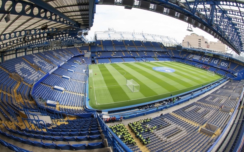 7. Stamford Bridge (Chelsea- sức chứa: 41.798 người): Dù không có bề dày thành tích như đội bóng cùng thành phố Arsenal, “The Blues” dưới sự quản lý tỷ phú người Nga Abramovich và nhà cầm quân lỗi lạc Jose Mourinho đang là những người tự viết nên những trang sử của đội bóng ở hiện tại và tương lai.