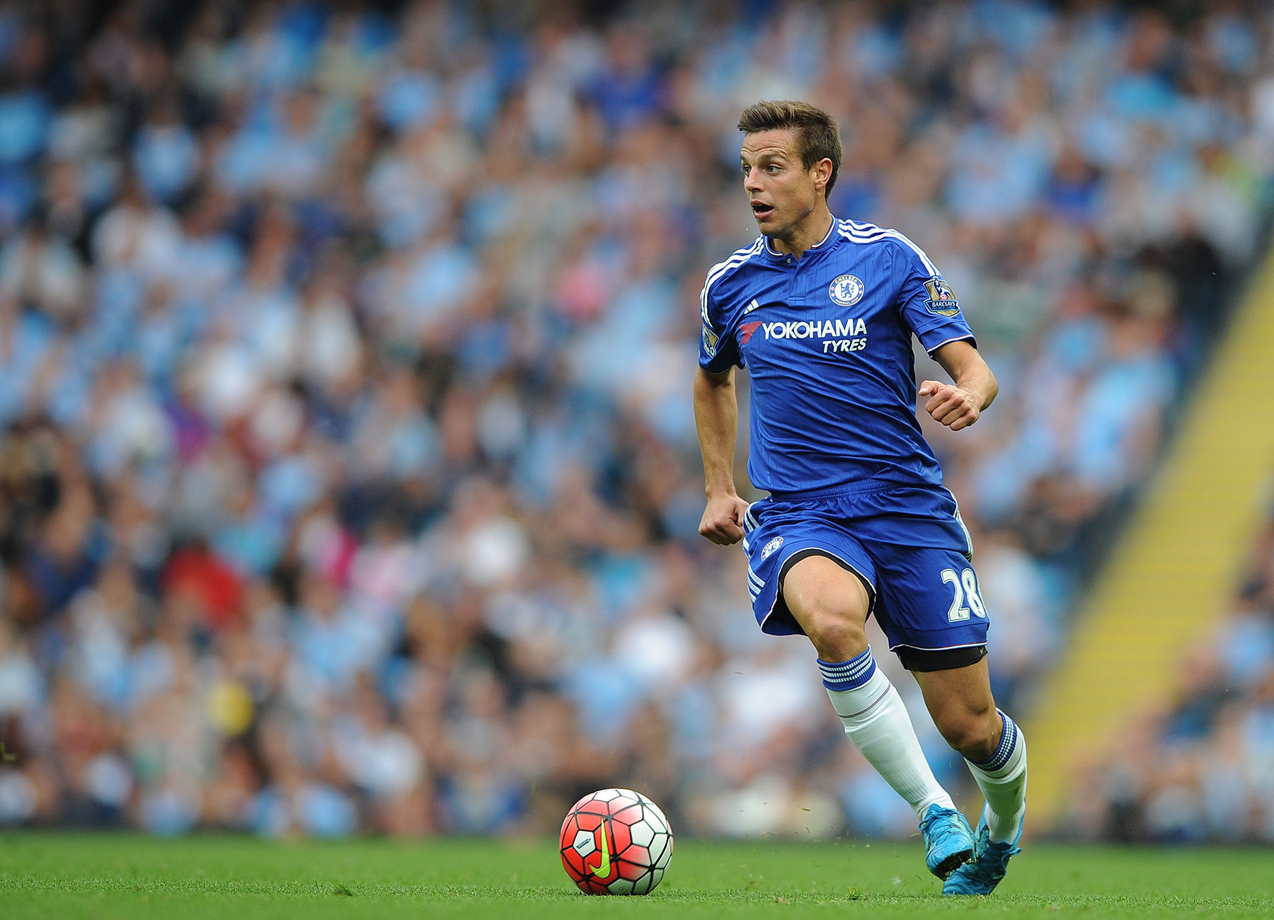 Trung vệ: Cesar Azpilicueta (Chelsea): Người hâm mộ Chelsea hoàn toàn yên tâm về hành lang cánh trái mỗi khi có sự xuất hiện của ngôi sao người Tây Ban Nha. Chững chạc, chắc chắn và tỉnh táo là những từ ngữ diễn tả về lối chơi của cựu cầu thủ Marseille trong 2 mùa giải gần đây. 