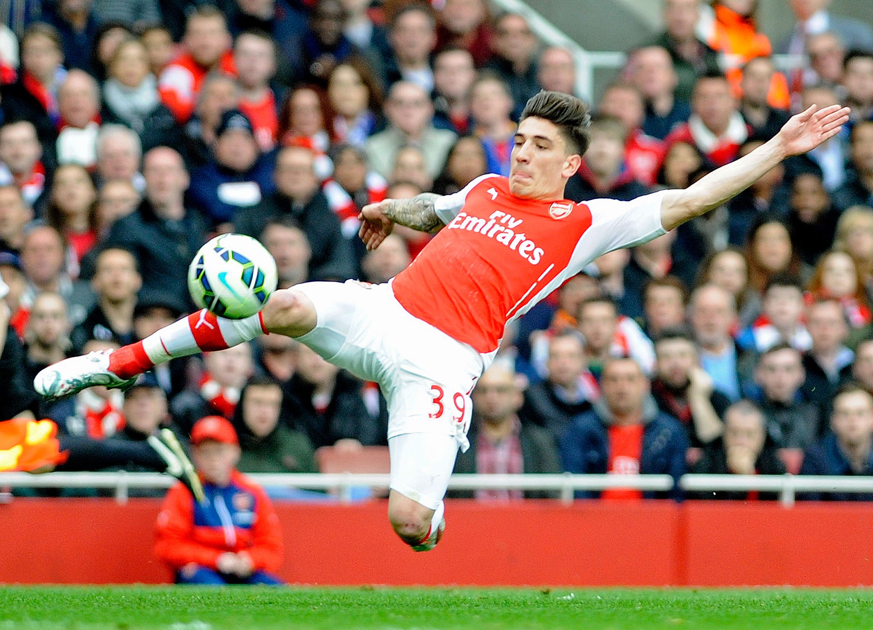 Trung vệ: Hector Bellerin (Arsenal): Dù mới chỉ 20 tuổi và chưa có nhiều kinh nghiệm thi đấu, Bellerin thực sự là phát hiện thú vị nhất trong đội hình “Pháo thủ” mùa giải trước. Với sự hiệu quả trong những pha tấn công và đáng tin cậy trong khâu phòng ngự, hậu vệ trưởng thành trừ lò đào tạo La Masia hứa hẹn trở thành ngôi sao mới tại Emirates. Ảnh: Gerry Penny/ EPA.