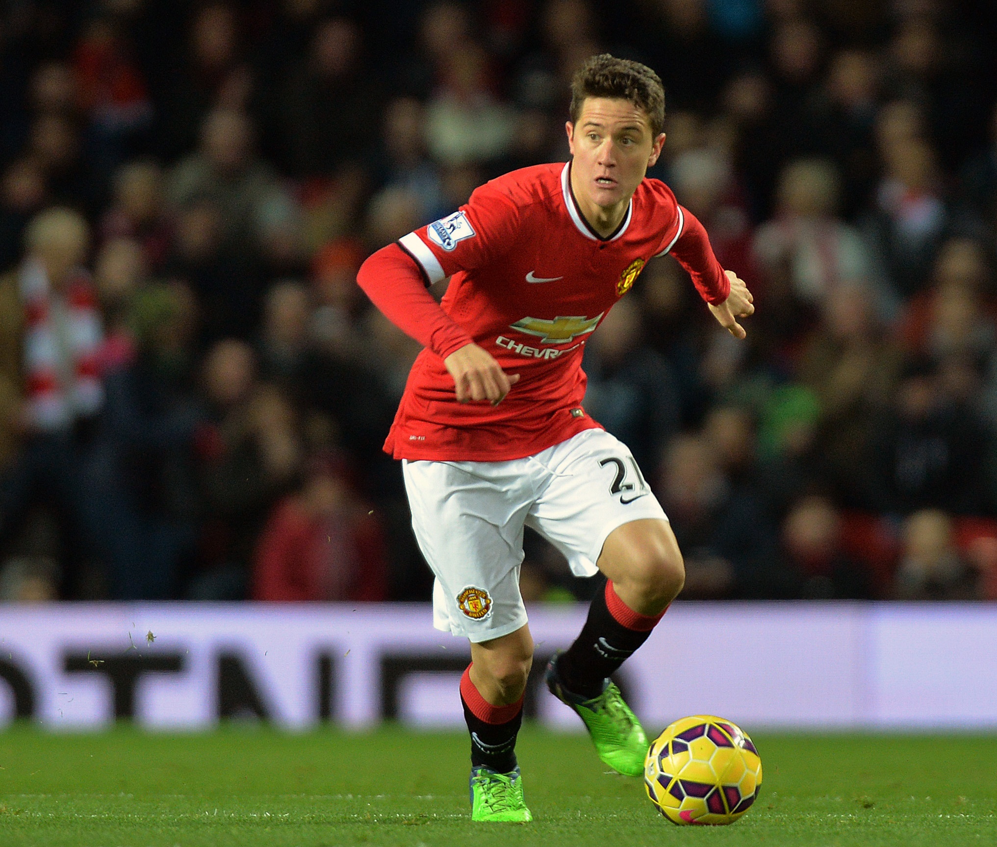 Tiền vệ trung tâm: Ander Herrera (Manchester United): Với 6 pha lập công cùng những dấu ấn đậm nét trong lối chơi của “Quỷ đỏ”, cựu sao Bilbao được đánh giá là bản hợp đồng thành công nhất của M.U mùa giải vừa qua. Hiện tại, Herrera không được ra sân thường xuyên do HLV Van Gaal muốn thử sức tuyển thủ Tây Ban Nha trong vai trò một hộ công.