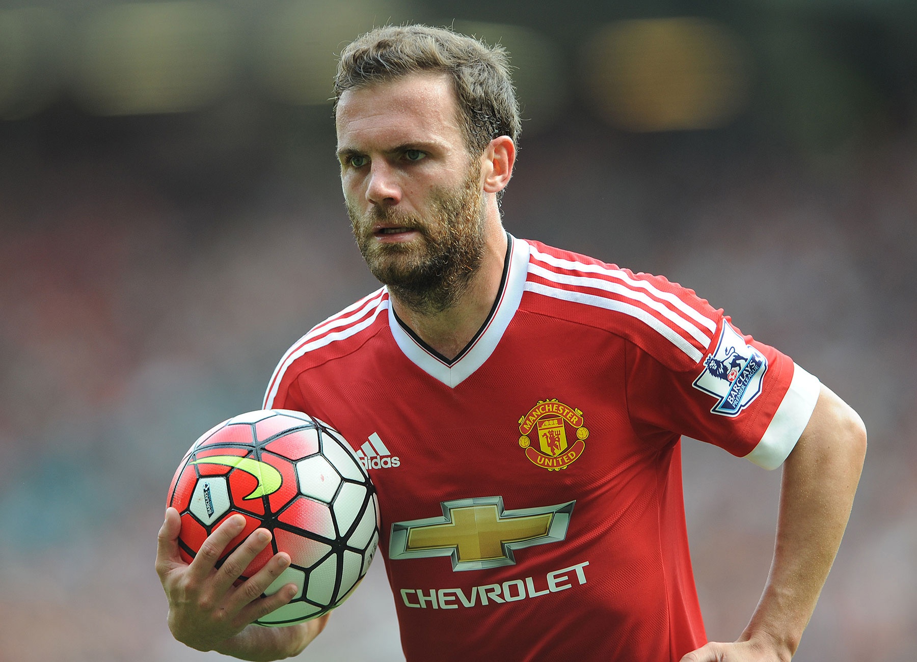 Tiền vệ phải: Juan Mata (Manchester United): Nổi lên là một tiền vệ công xuất sắc nhất giải Ngoại hạng trong màu áo Chelsea, Juan Mata hiện đang làm tốt công việc của một cầu thủ chạy cánh dưới thời Louis Van Gaal. Dù vậy, vị trí hỗ trợ phía sau tiền đạo cắm Wayne Rooney sẽ giúp tiền vệ sinh năm 1988 phát huy hết khả năng sáng tạo của mình.