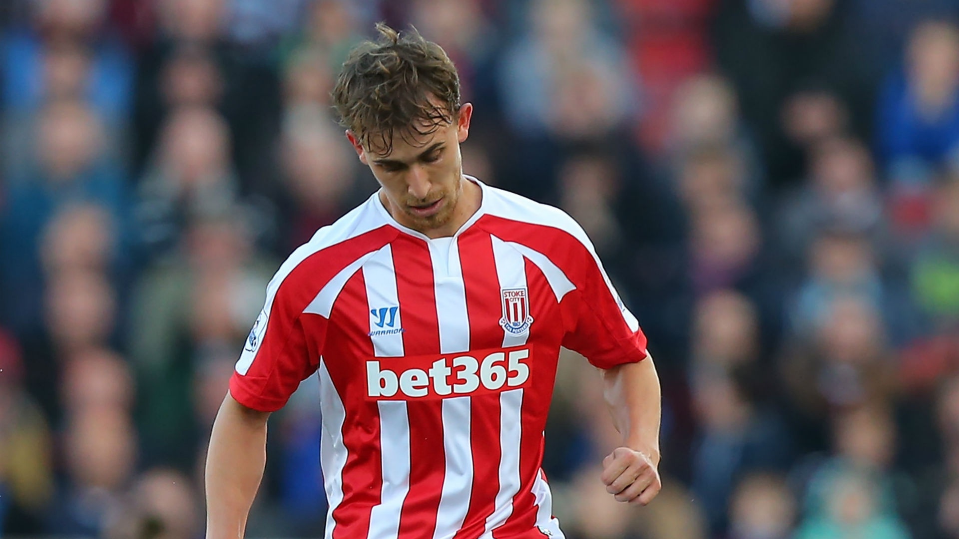 Trung vệ: Marc Muniesa (Stoke City): Cựu cầu thủ Barca là nhân tố không thể thiếu trong cuộc cách mạng của HLV Mark Huges tại sân Britania. Những kỹ năng học hỏi từ khi còn ở Camp Nou sẽ là hành trang quý giá giúp hậu vệ 23 tuổi tỏa sáng tại Premier League. Ảnh: Performgroup.