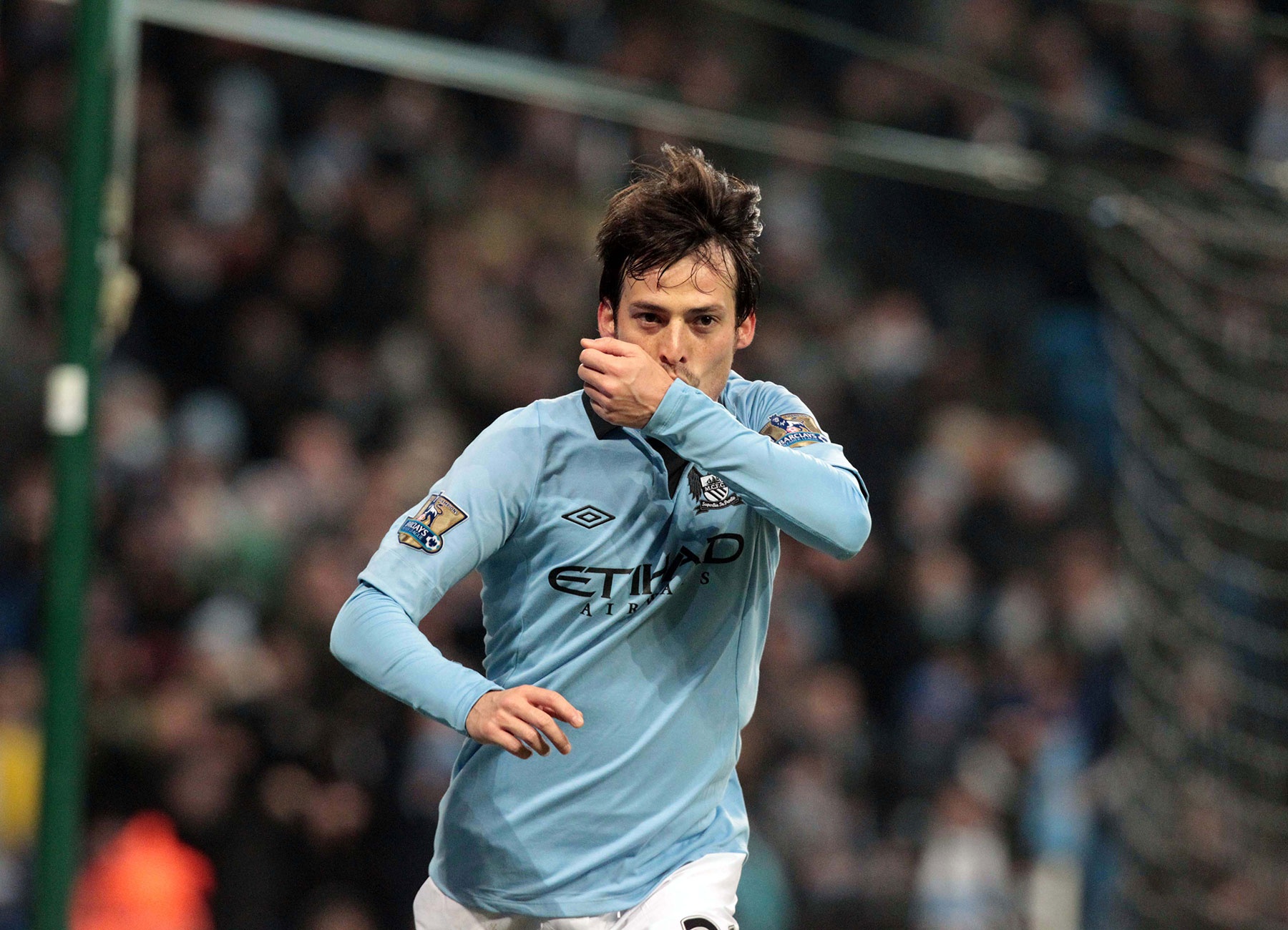  Tiền vệ trái: David Silva (Manchester City): Không thể tìm ra cầu thủ nào tại Premier League xứng đáng hơn David Silva ở vị trí tiền vệ cánh trái. Với những pha xử lý đến từ cái chân trái ma thuật, “Ảo thuật gia” người Tây Ban Nha có thể hớp hồn bất cứ người hâm mộ nào dù khó tính đến đâu. Ảnh: Lindsey Parnaby/ EPA.