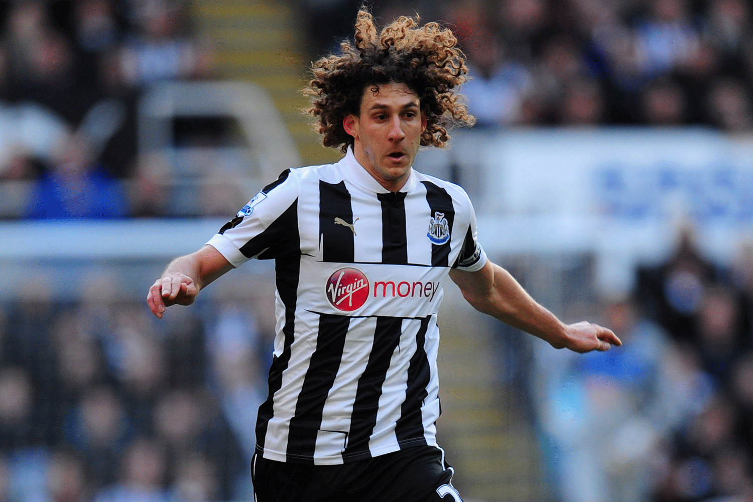 Trung vệ: Fabricio Coloccini (Newcastle): Trước những đợt tấn công của M.U, người hâm mộ “Chích chòe” chỉ biết trông cậy vào hậu vệ người Argentina. Rooney, Depay, Mata hoàn toàn bất lực trước những pha phòng ngự chính xác đến từ Coloccini.
