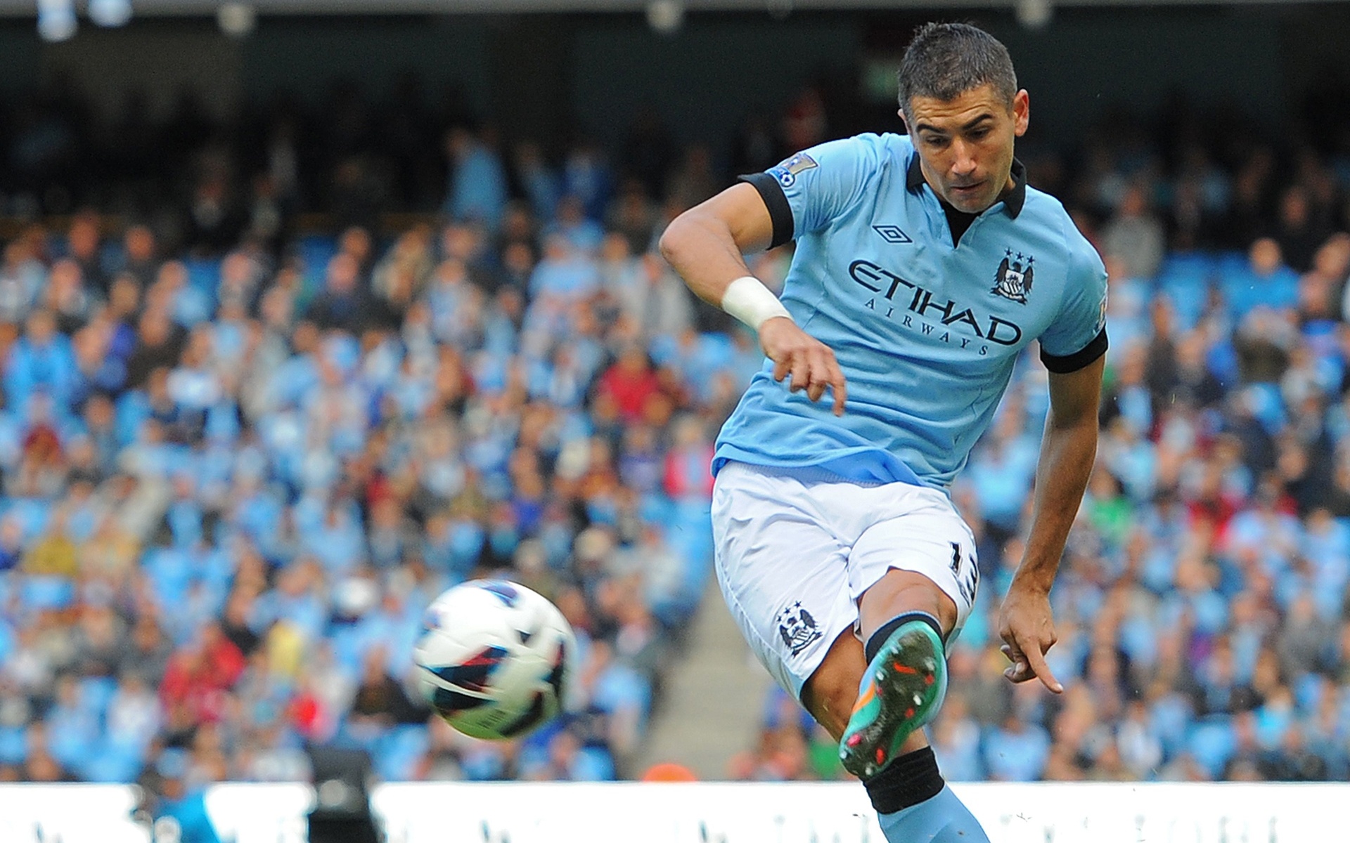 Hậu vệ trái: Aleksandar Kolarov (Manchester City): Tuyển thủ Serbia tiếp tục có khởi đầu khá tốt ở giai đoạn đầu mùa giải. Hậu vệ 29 tuổi giúp “The Citizen” khai thông thế bế tắc bằng một pha làm bàn đẳng cấp ở góc hẹp.