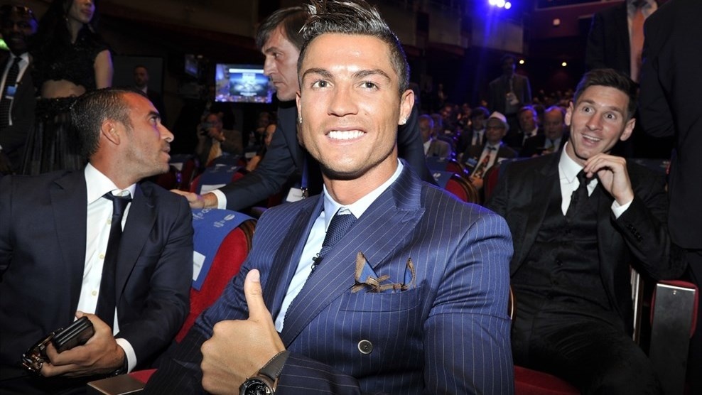 Khoảnh khắc tươi tắn của 2 siêu sao hàng đầu thế giới trong buổi lễ bốc thăm chia bảng Champions League. Ảnh: Goal.