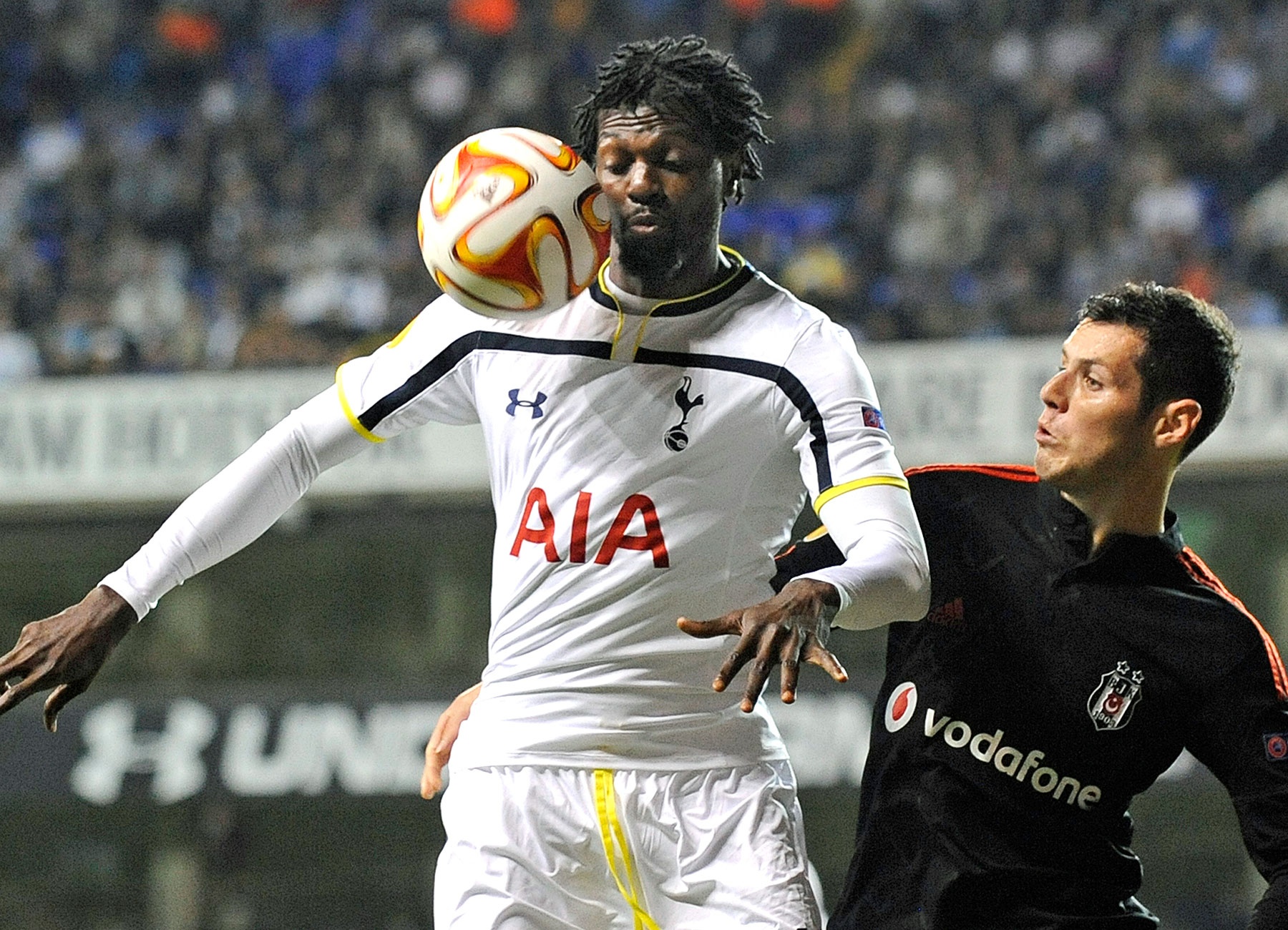 4. Emmanuel Adebayor (Tottenham sang West Ham- miễn phí): Chân sút người Togo vừa có cuộc gặp mặt với BLĐ “The Hammers” vào cuối tuần trước. Tuy nhiên, cuộc đàm phán đang đi vào bế tắc khi Spurs chỉ muốn bán đứt tiền đạo 30 tuổi. Bên cạnh đó, bản thân Adebayor cũng không chấp nhận giảm lương để đầu quân cho đội chủ sân Upton Park. Cựu cầu thủ Arsenal muốn giữ nguyên mức lương 200.000 bảng mỗi tuần giống như anh đang nhận ở White Hart Lane. Ảnh: Gerry Penny/ EPA.